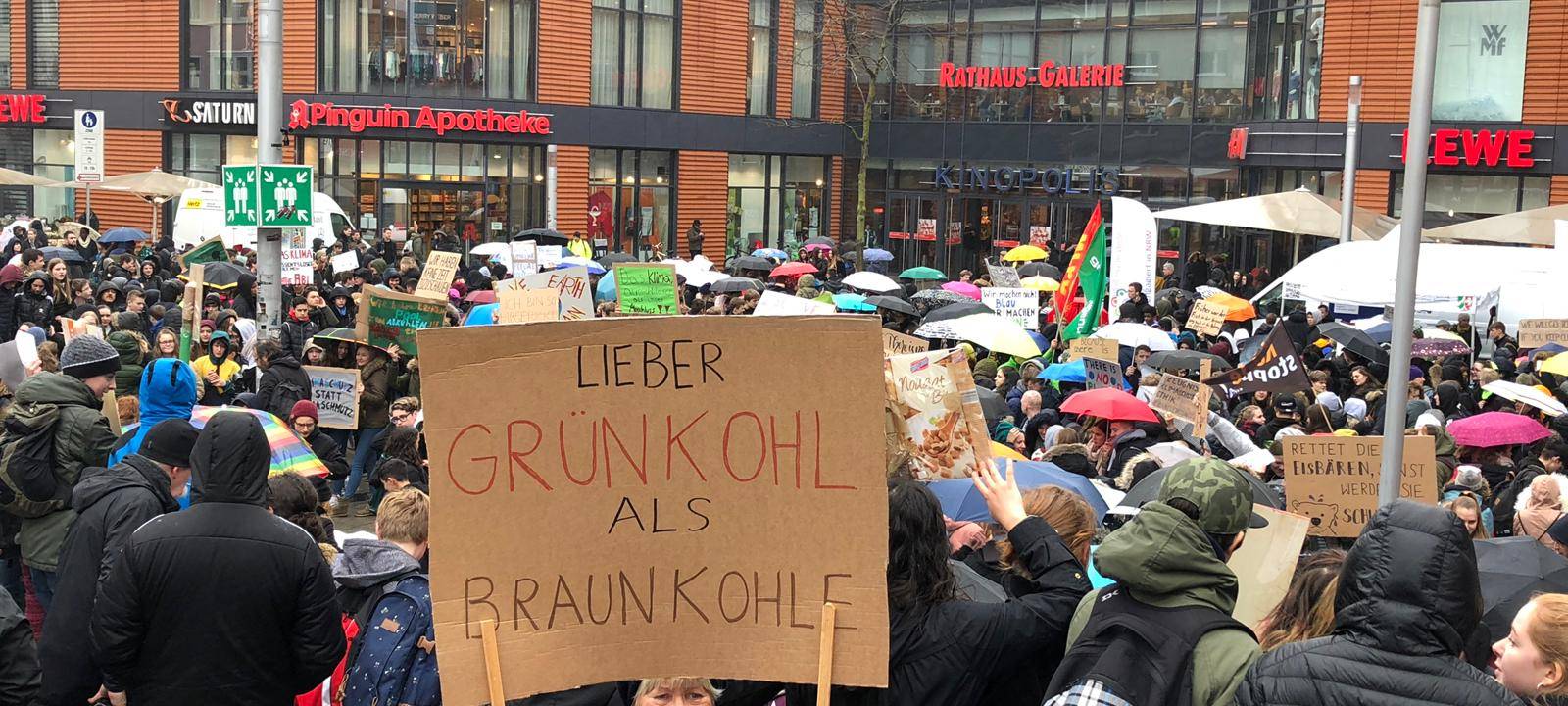 Hunderte Schüler demonstrieren friedlich