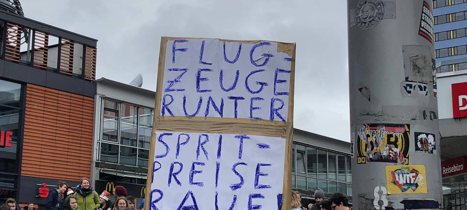 Hunderte Schüler demonstrieren friedlich
