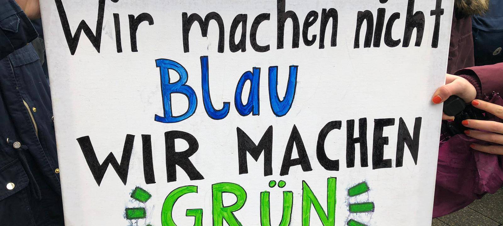 Hunderte Schüler demonstrieren friedlich