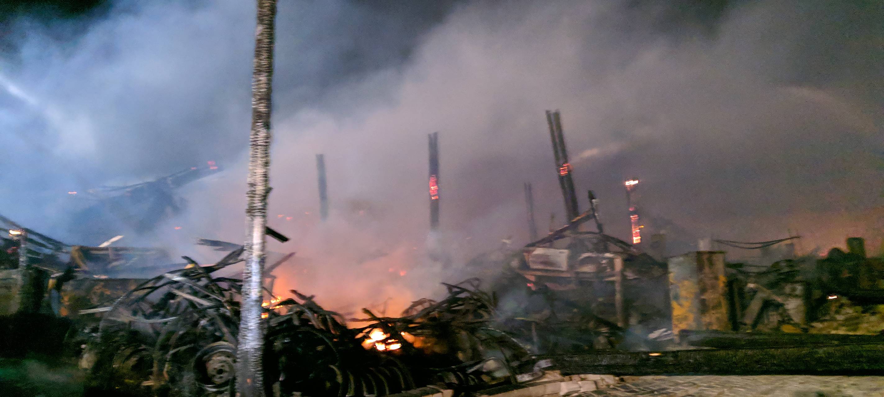 Nach-Löscharbeiten in Hitdorf laufen