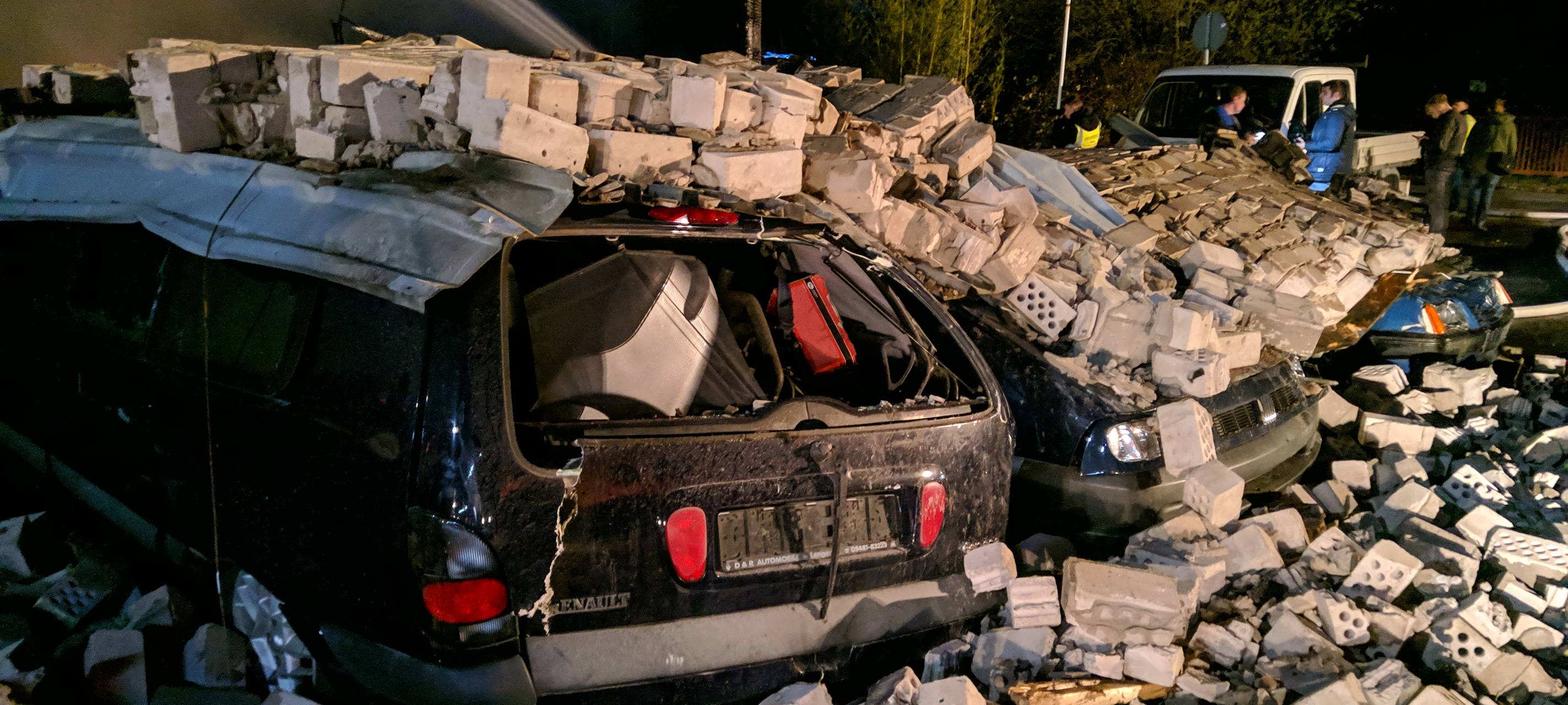 Nach-Löscharbeiten in Hitdorf laufen
