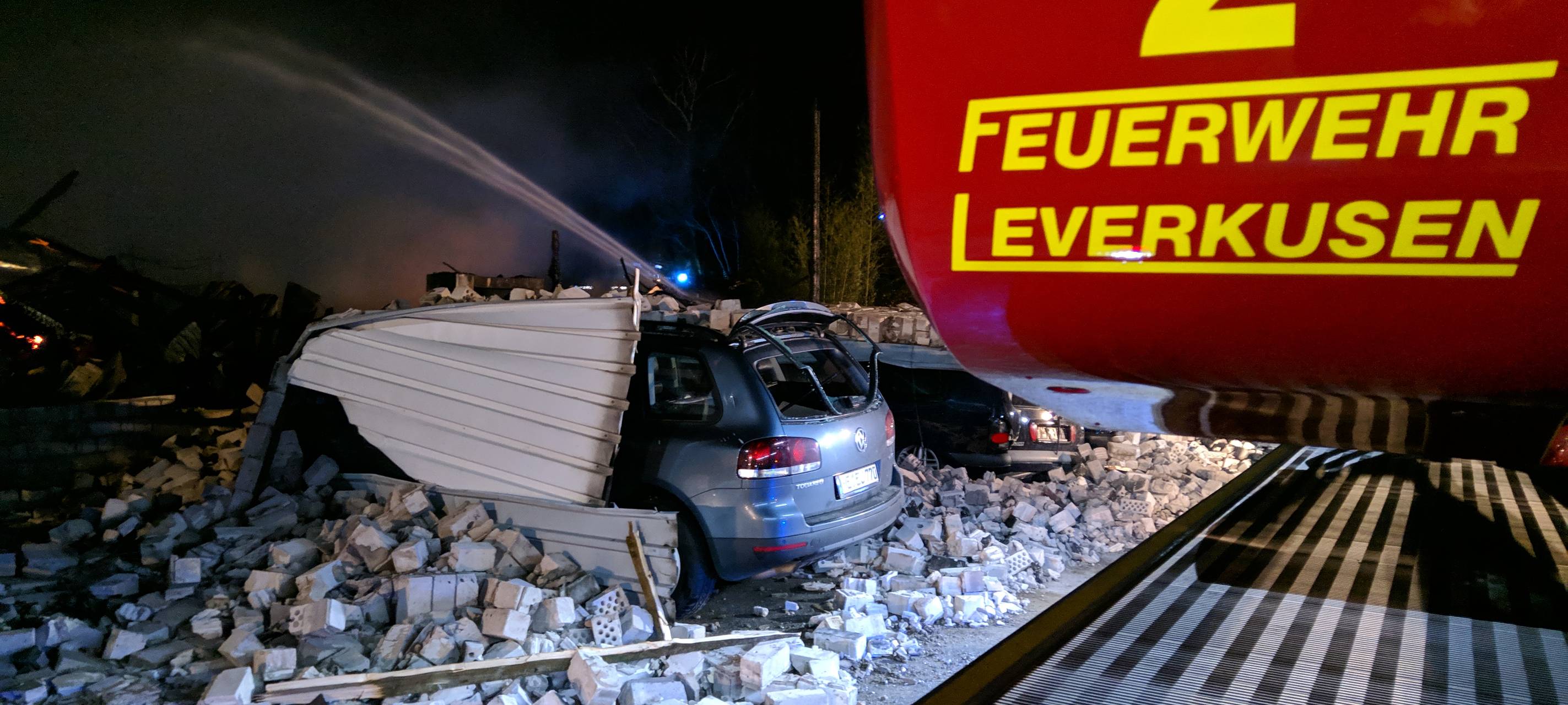 Nach-Löscharbeiten in Hitdorf laufen