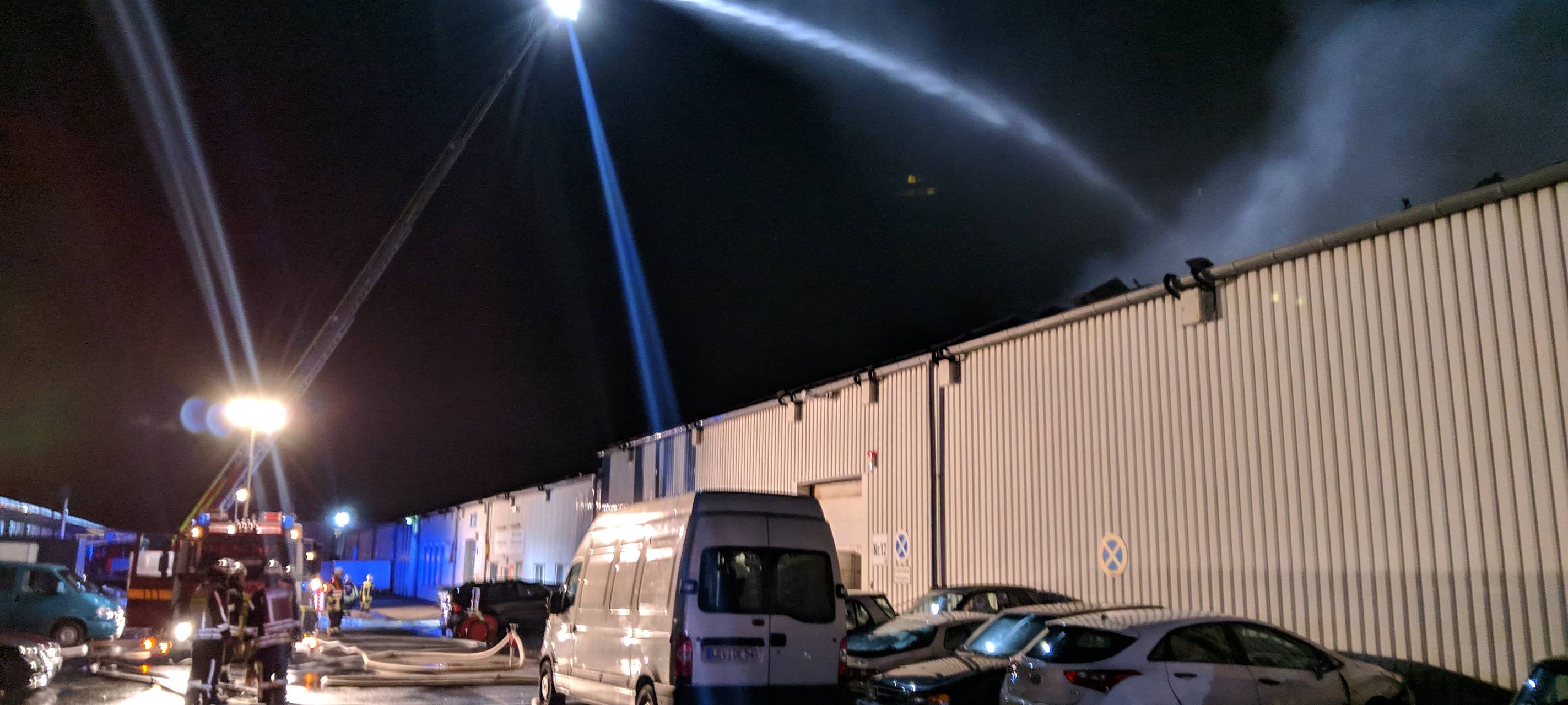 Nach-Löscharbeiten in Hitdorf laufen