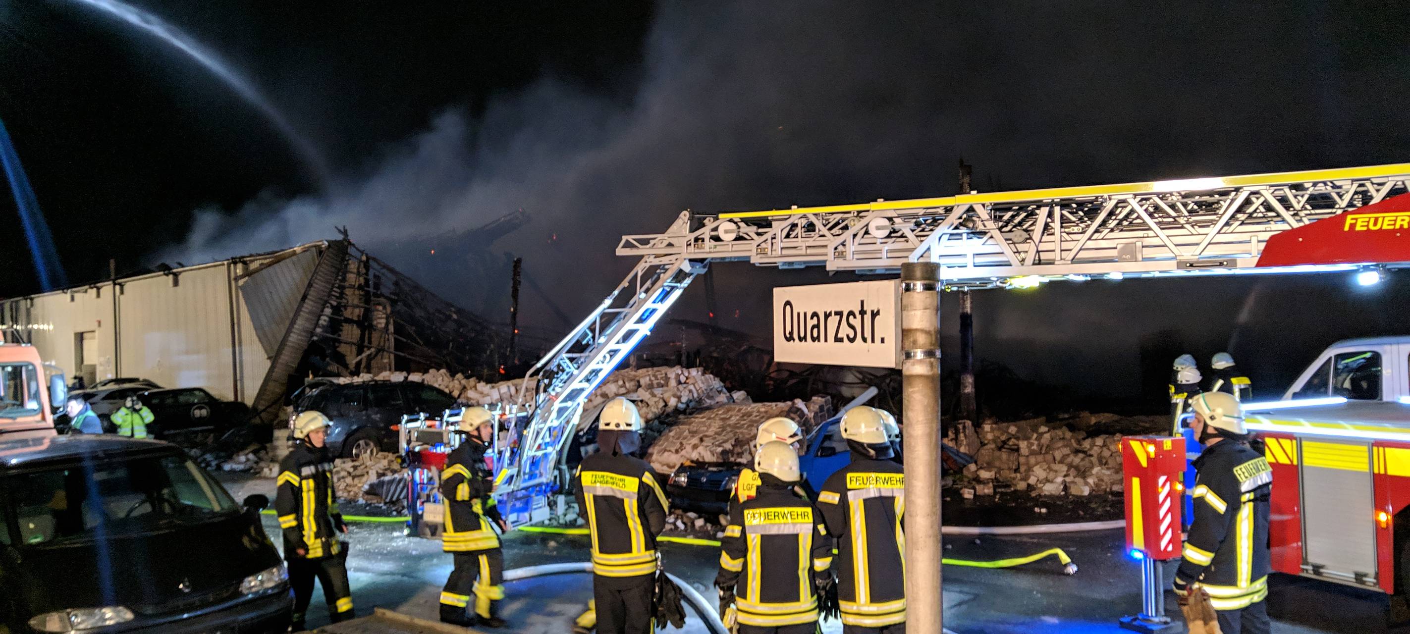Nach-Löscharbeiten in Hitdorf laufen