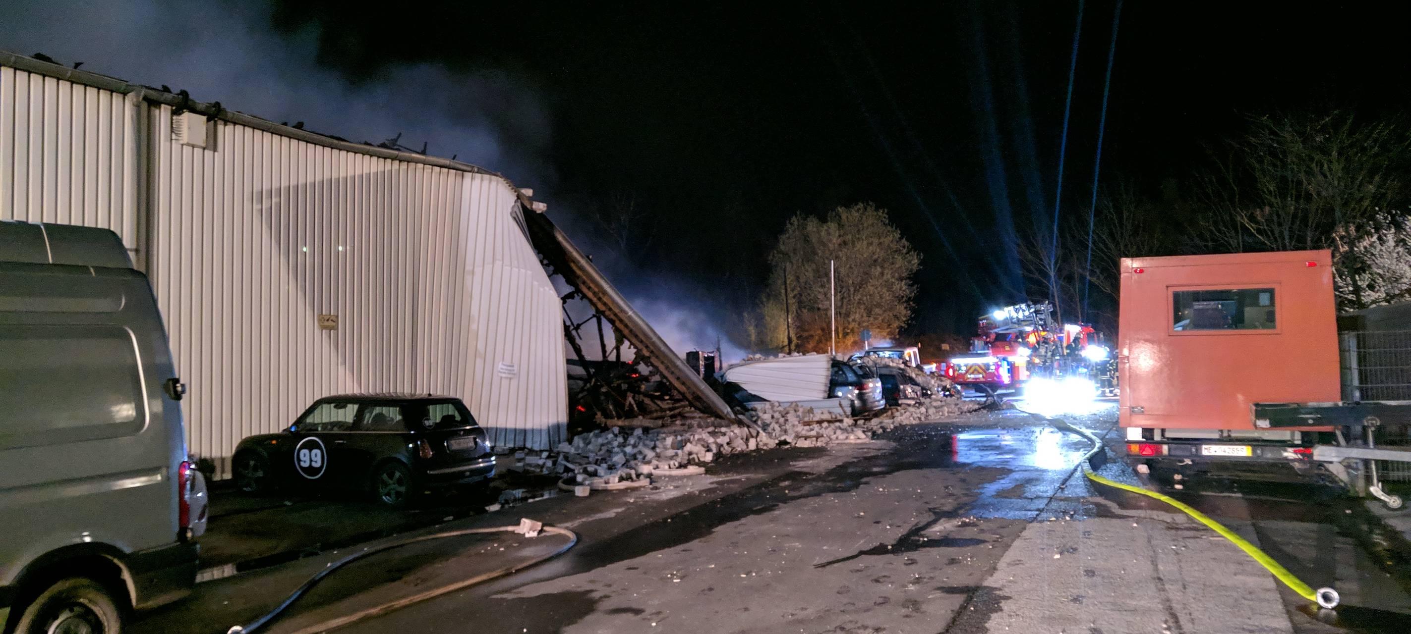 Nach-Löscharbeiten in Hitdorf laufen