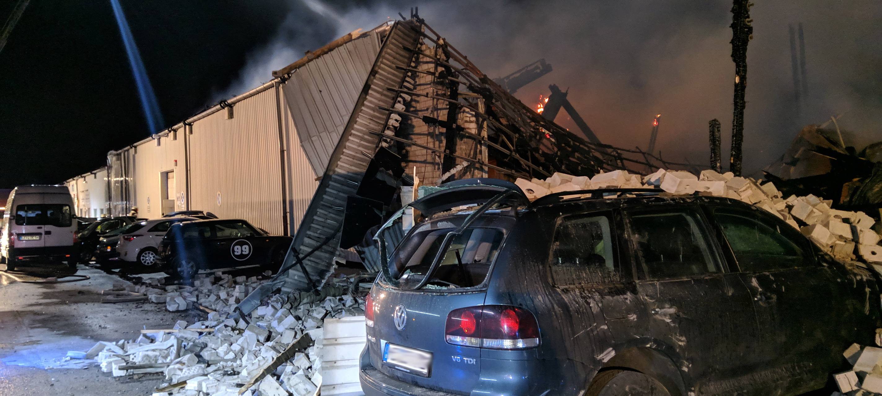 Nach-Löscharbeiten in Hitdorf laufen