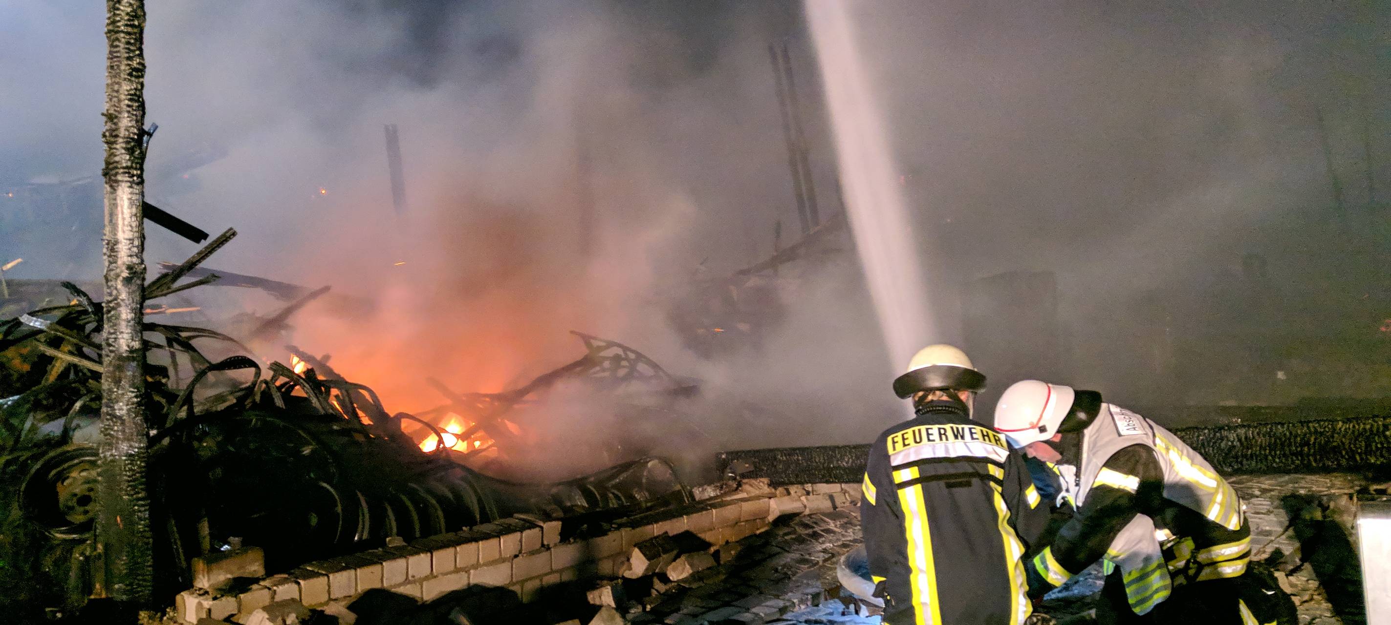Nach-Löscharbeiten in Hitdorf laufen