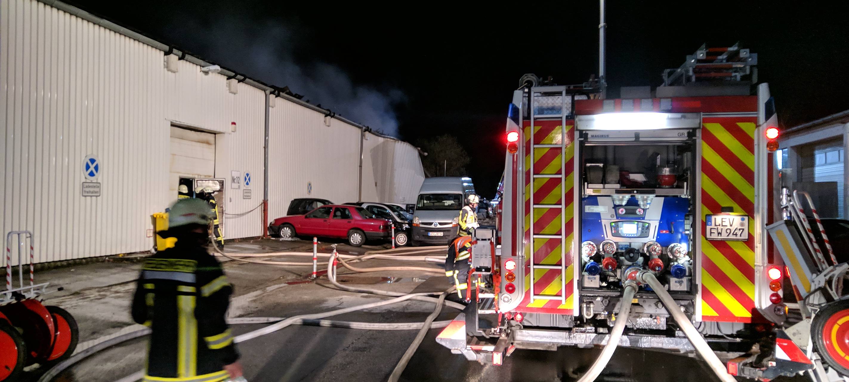 Nach-Löscharbeiten in Hitdorf laufen
