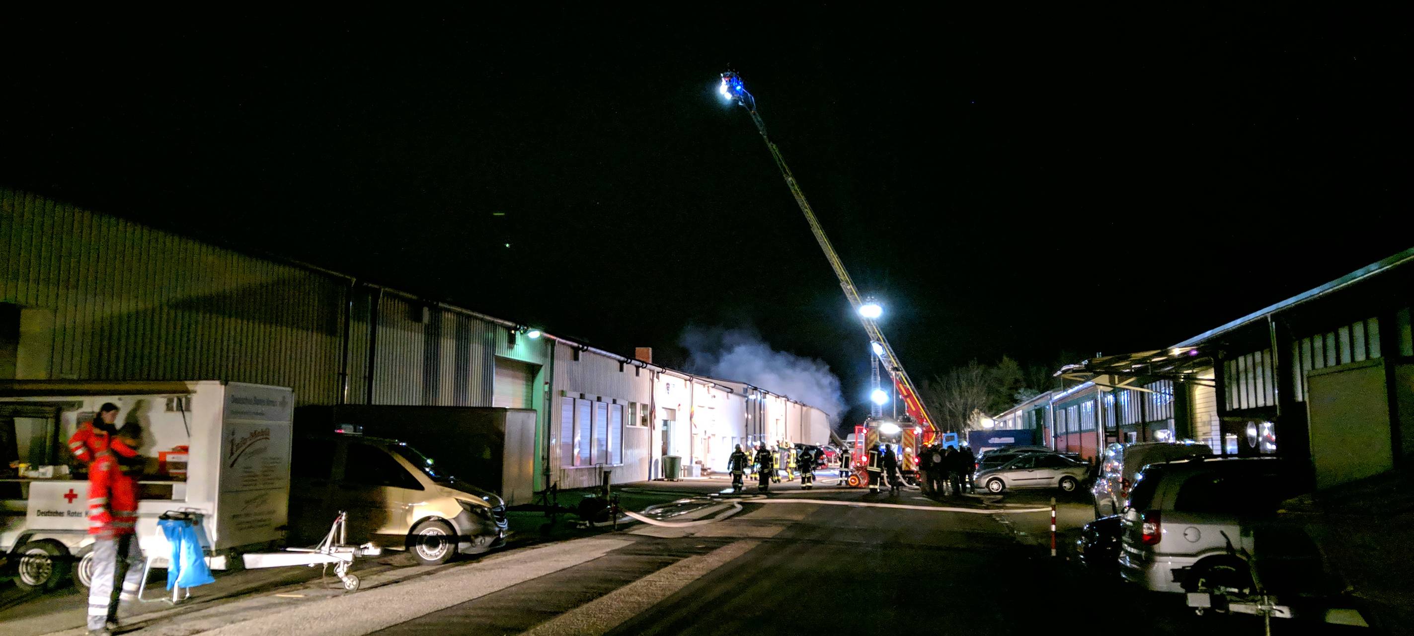 Nach-Löscharbeiten in Hitdorf laufen