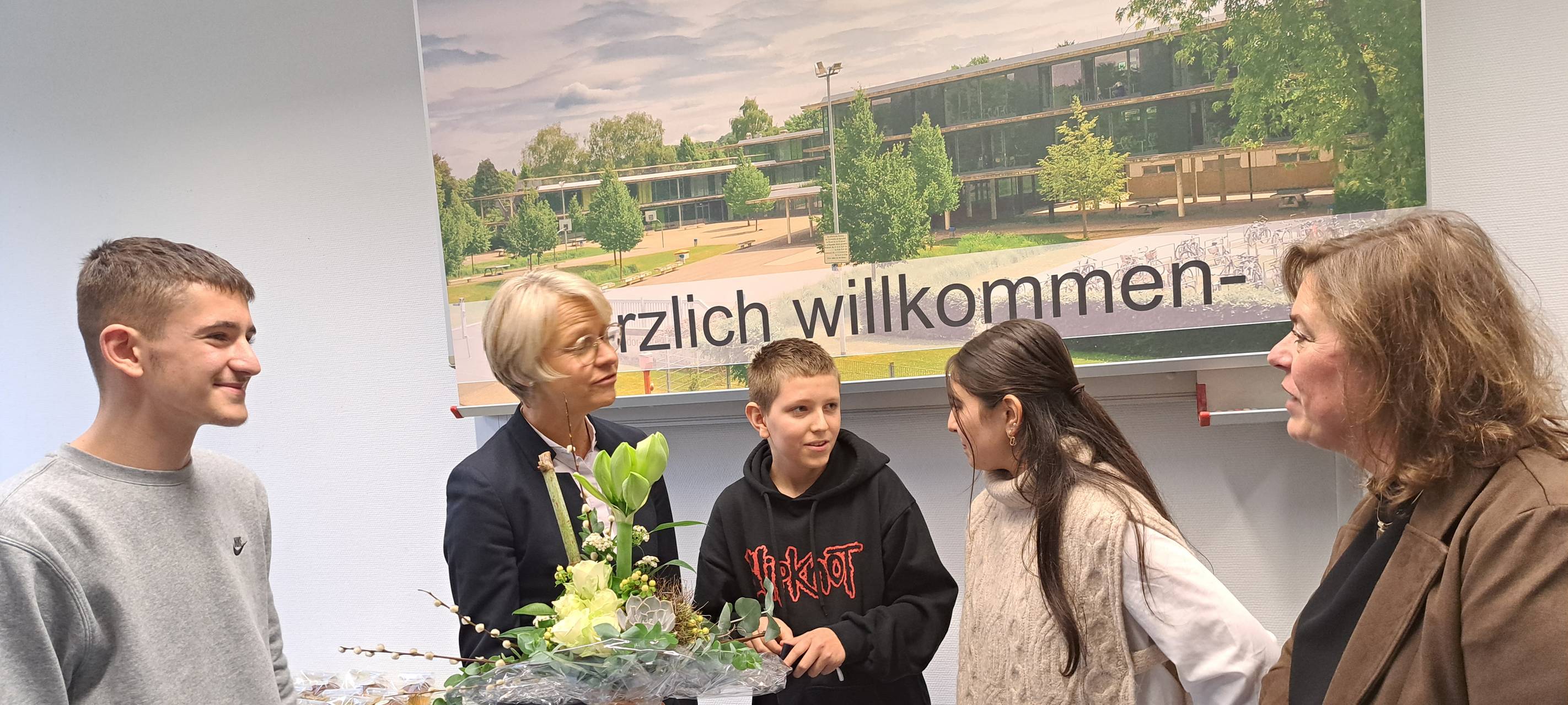 Nach Flut: NRW Schulministerin besucht Leverkusener Schulen