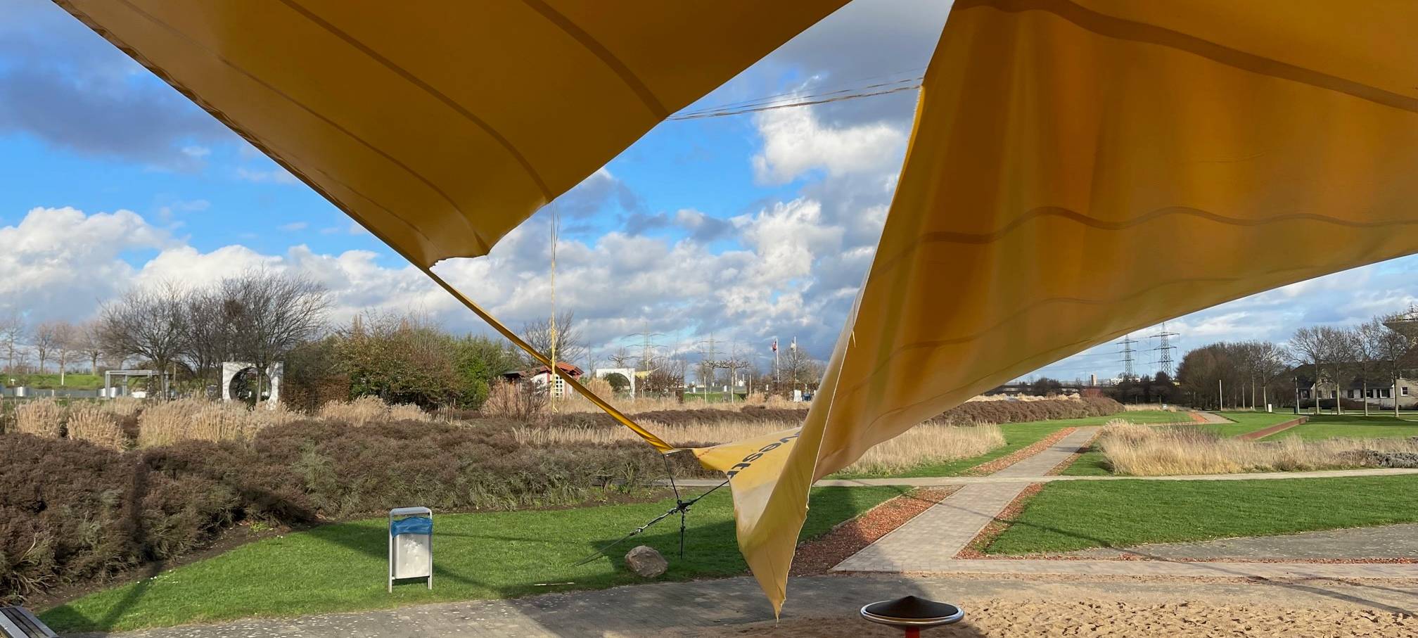 Unbekannte zerstören Sonnensegel im Neuland-Park