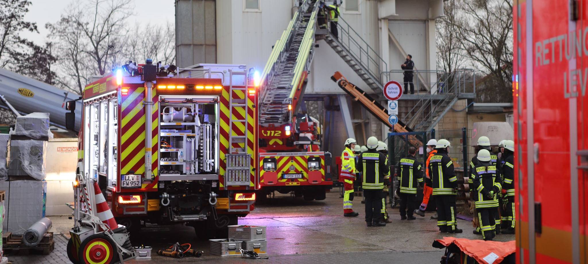 Update: Leverkusener Feuerwehr befreit Personen aus Hochsilo