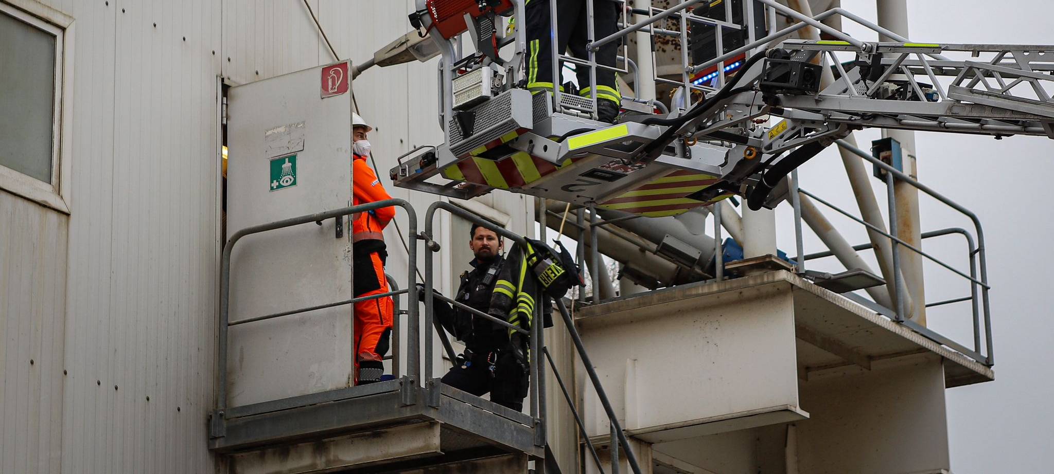 Update: Leverkusener Feuerwehr befreit Personen aus Hochsilo