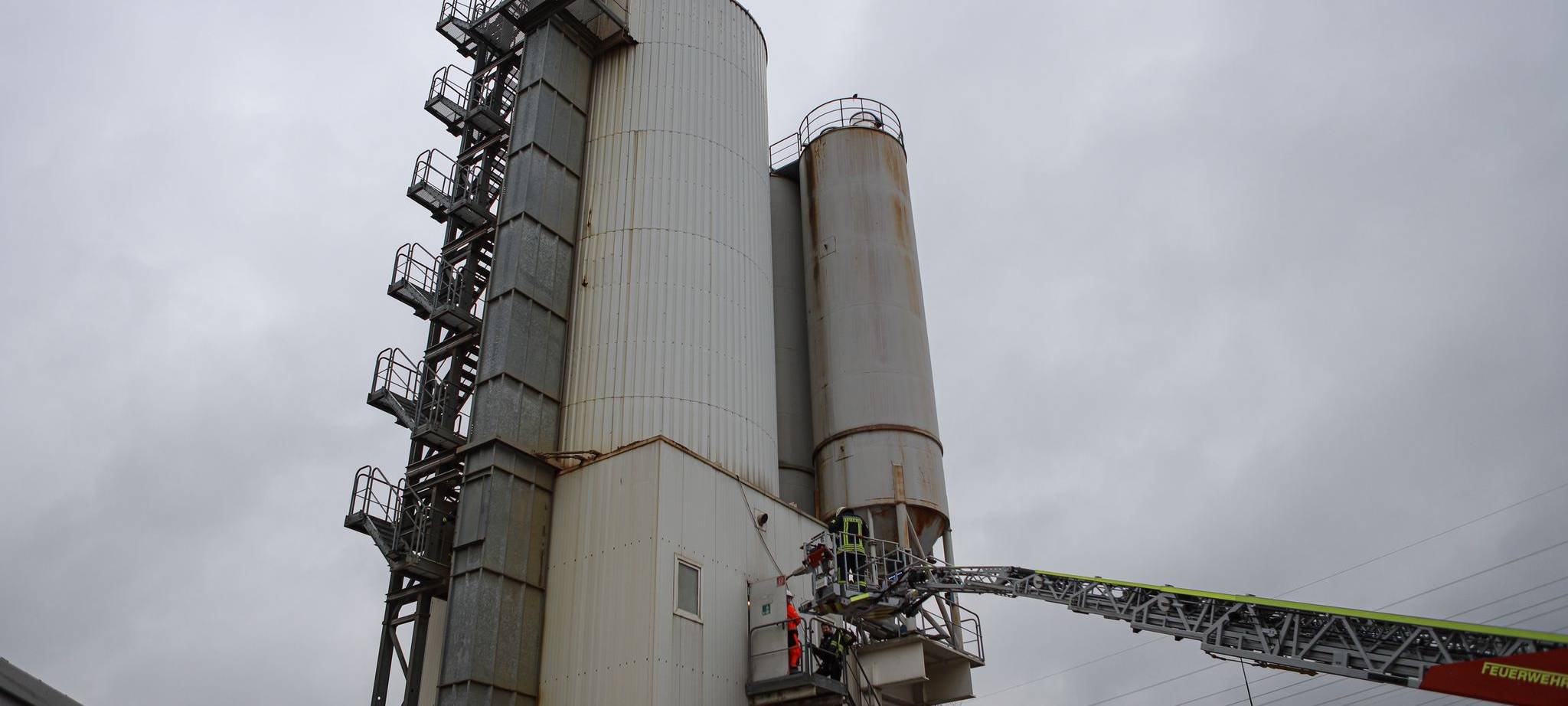 Update: Leverkusener Feuerwehr befreit Personen aus Hochsilo