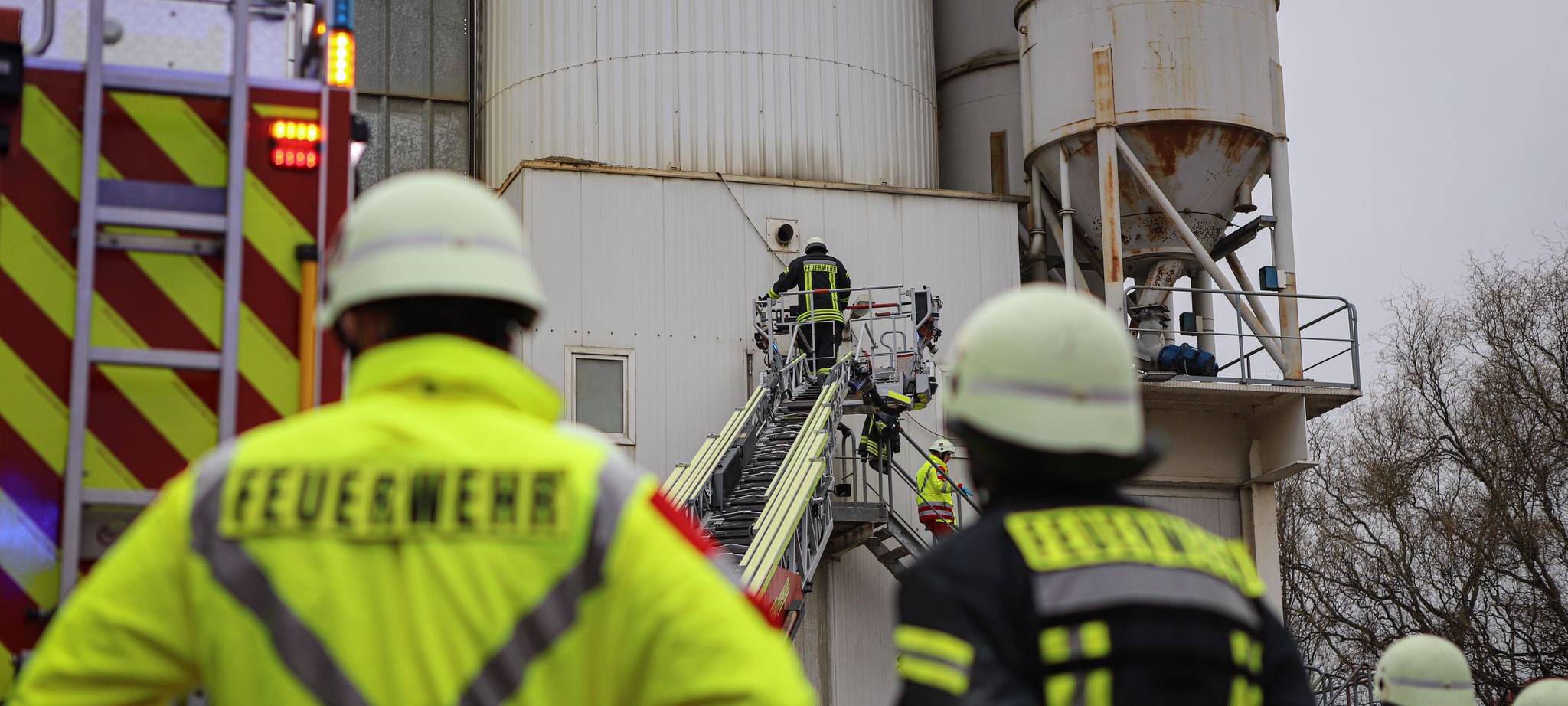 Update: Leverkusener Feuerwehr befreit Personen aus Hochsilo