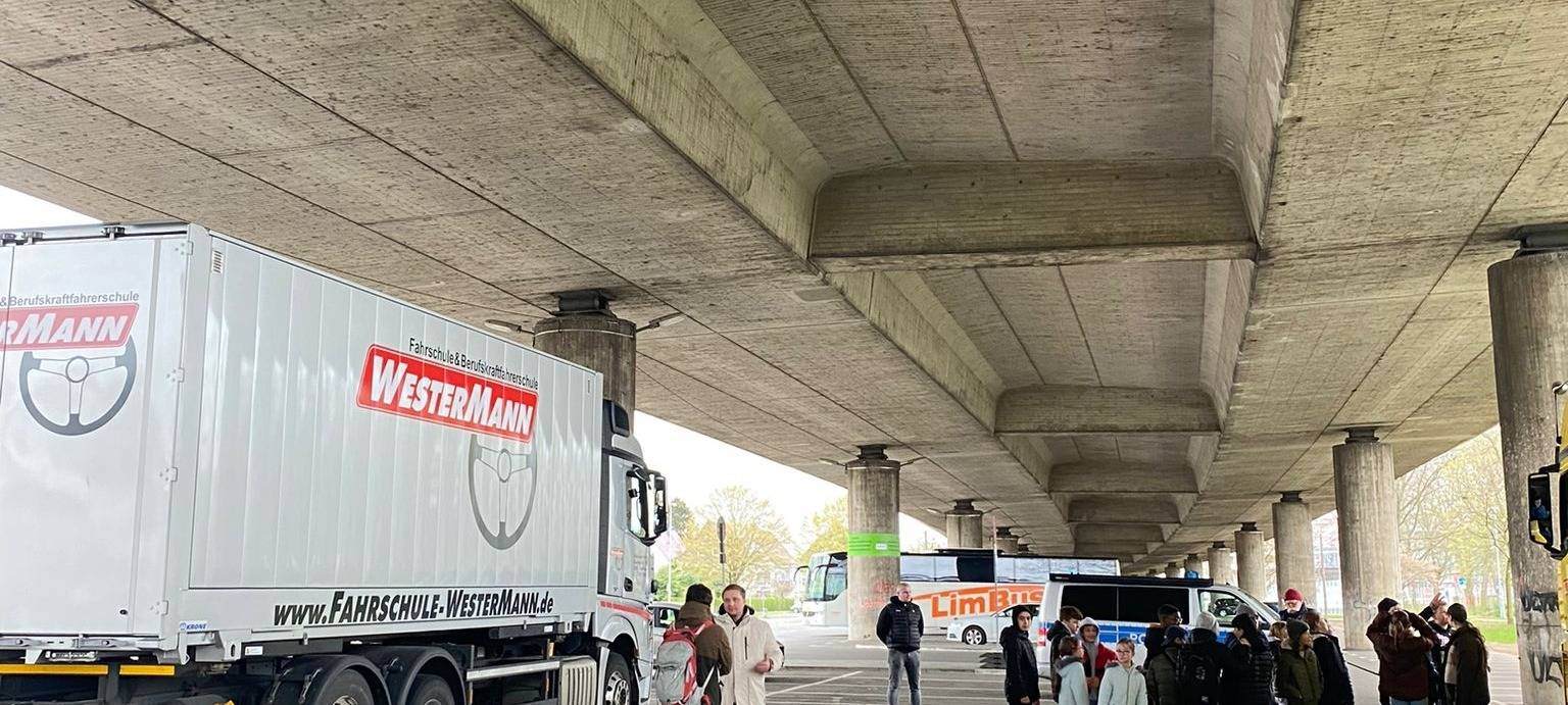 Schüler in Leverkusen werden vor totem Winkel gewarnt
