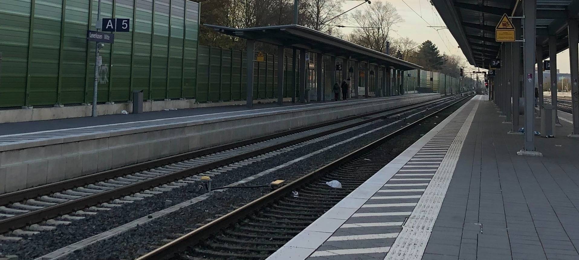 Menschenleere Bahnsteige am Bahnhof Leverkusen-Mitte