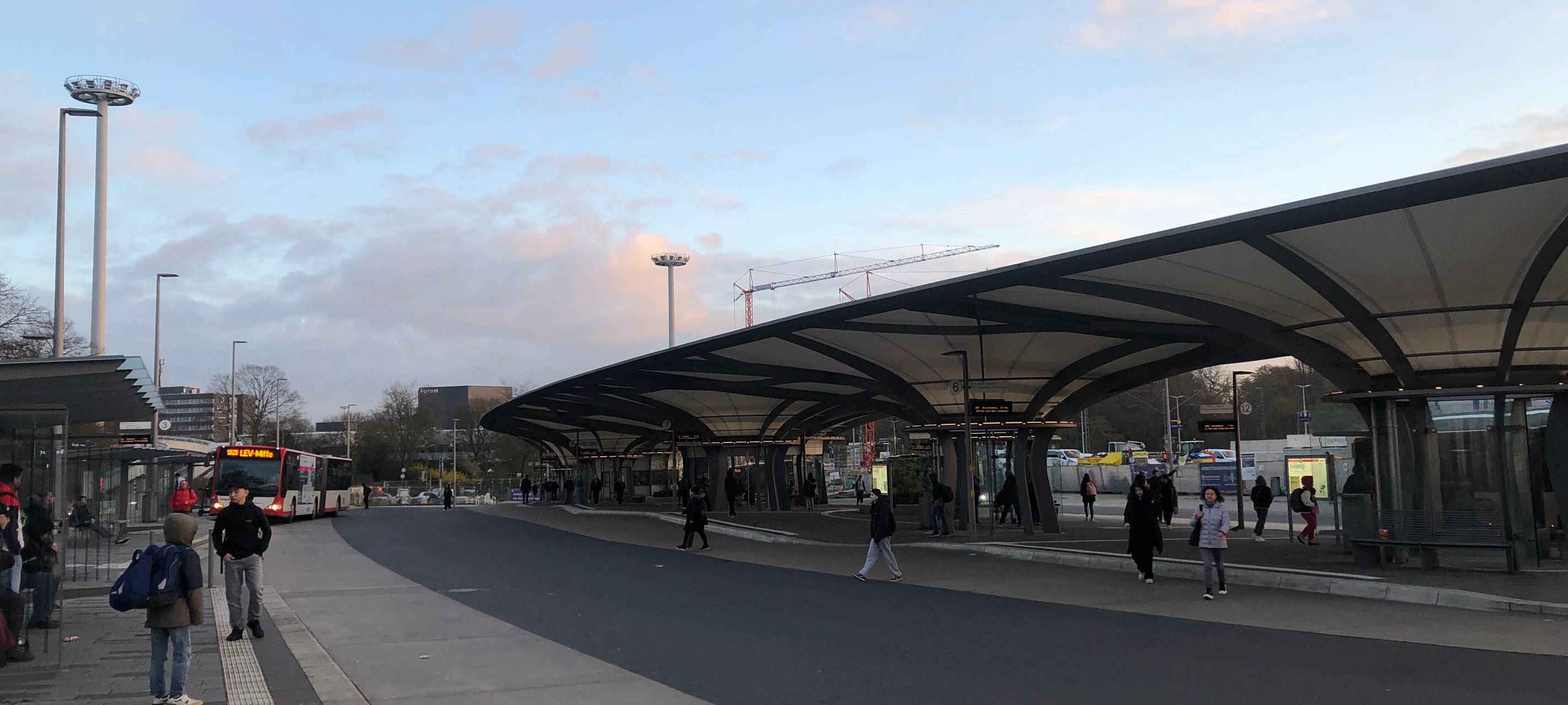 Der Wiesdorfer Busbahnhof am frühen Montagmorgen