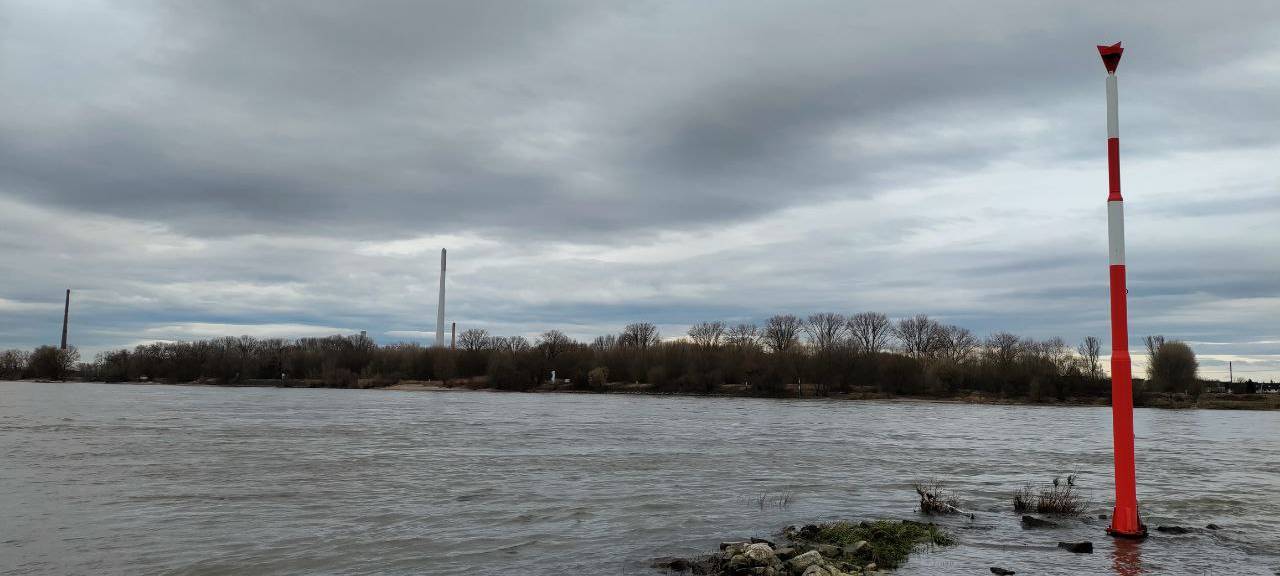 Rhein hat Hochwasser: Leverkusener Fähre fällt weiter aus