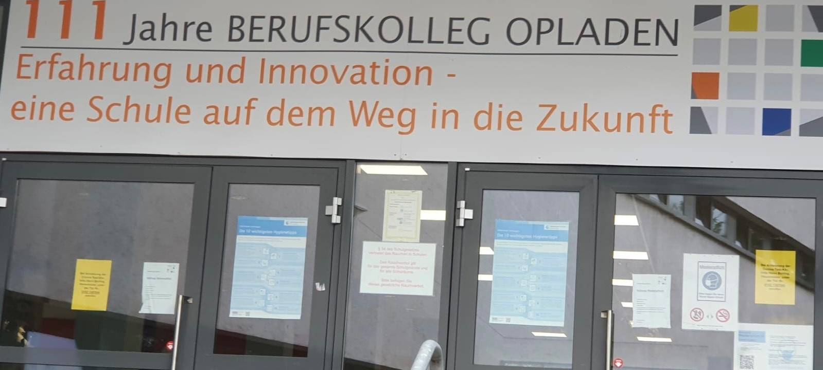 Demo gegen Wehrpflicht vor Leverkusener Berufskolleg
