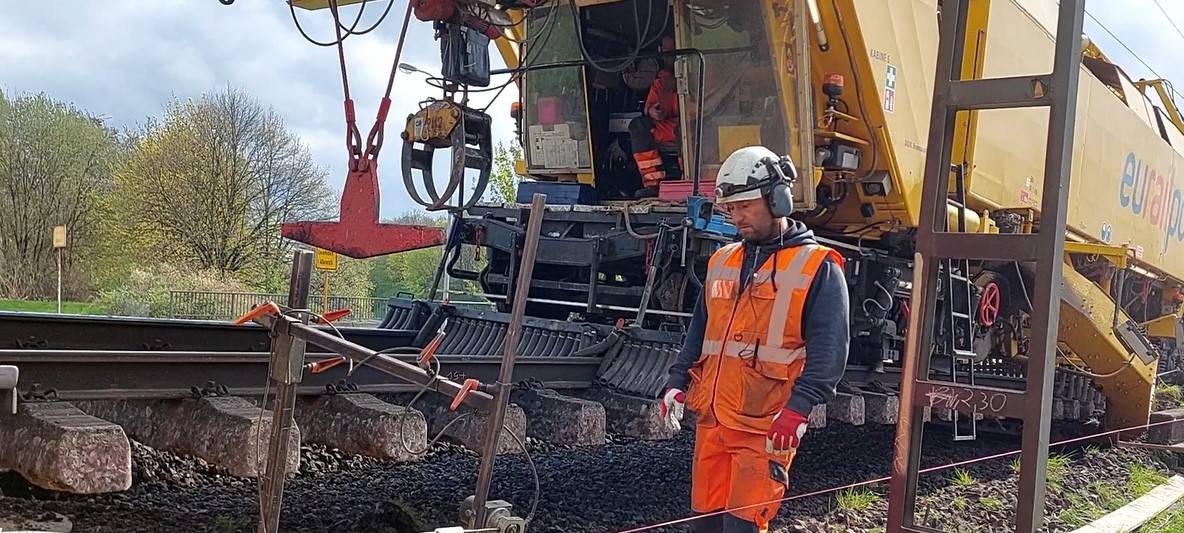 "Schotterwaschmaschine" reinigt Leverkusener Gleisbetten