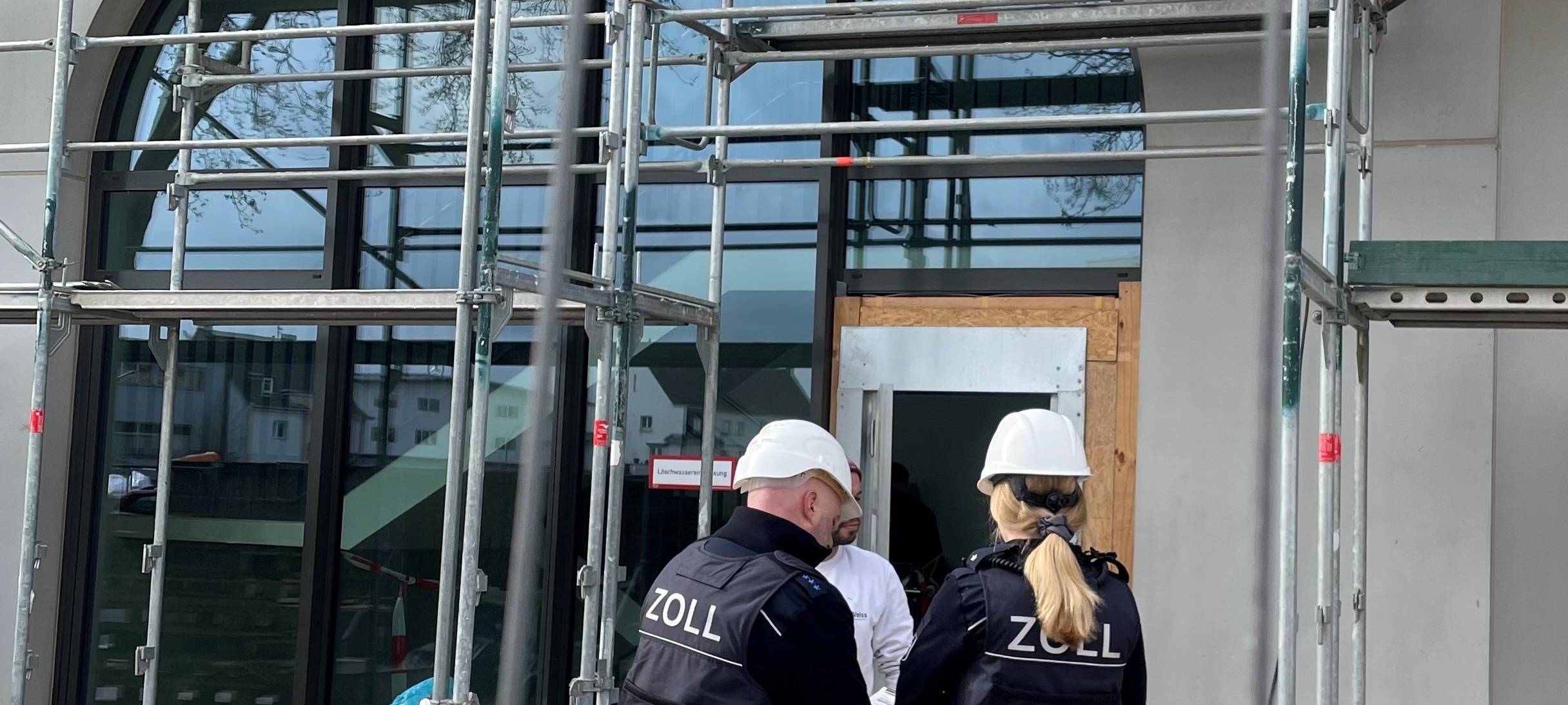 Zoll kontrolliert Baustellen in Leverkusen