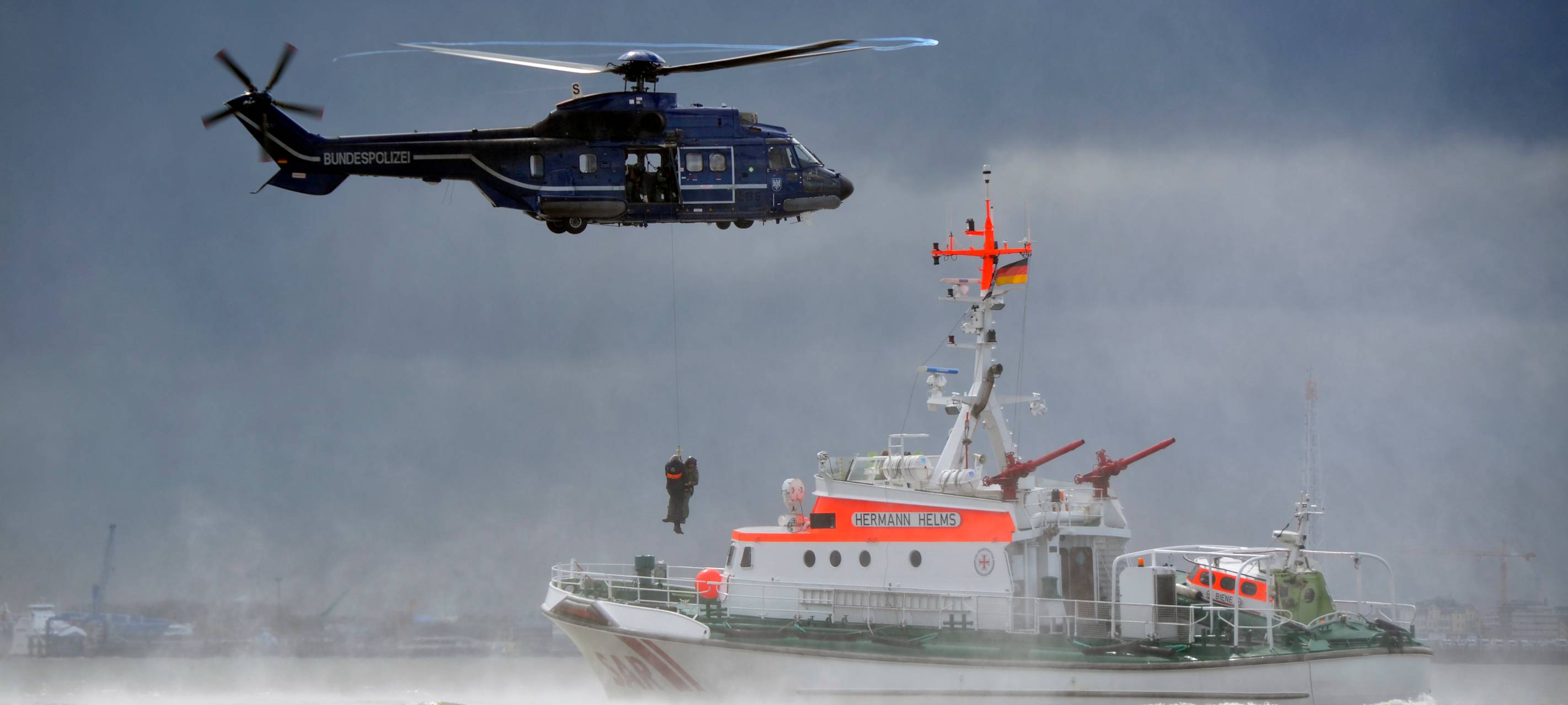 Rettungsübung über dem Rhein in Leverkusen