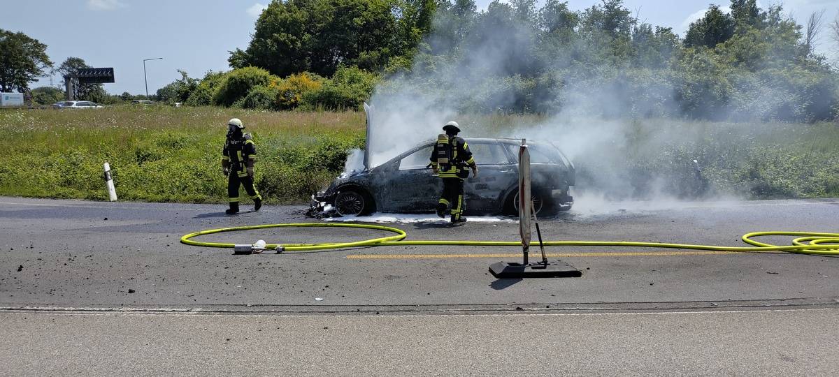 Rauchsäule über Leverkusen: Auto auf A1 ausgebrannt