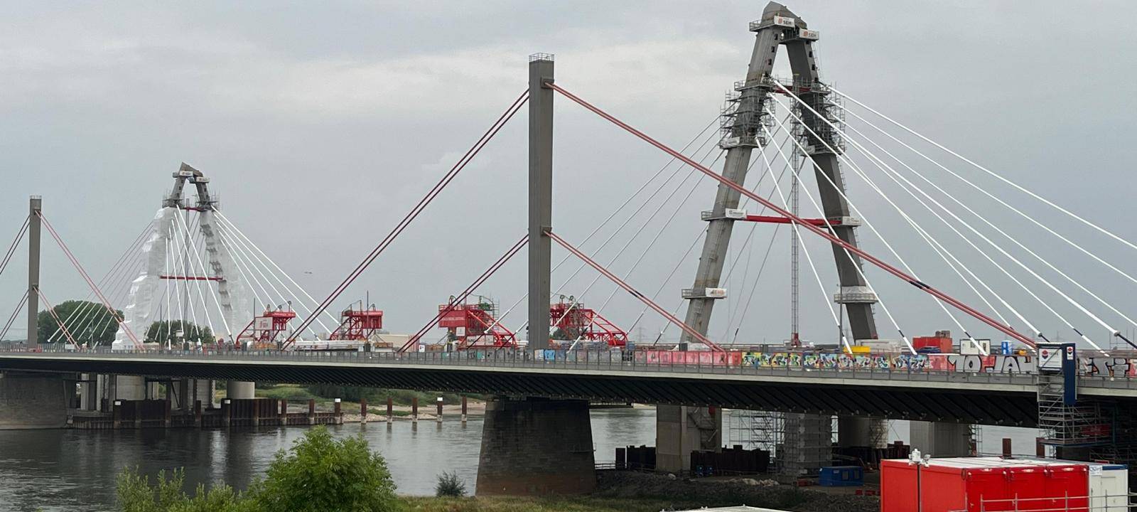 Arbeiten Rheinbrücke Leverkusen: Zelt schützt vor Giftmüll