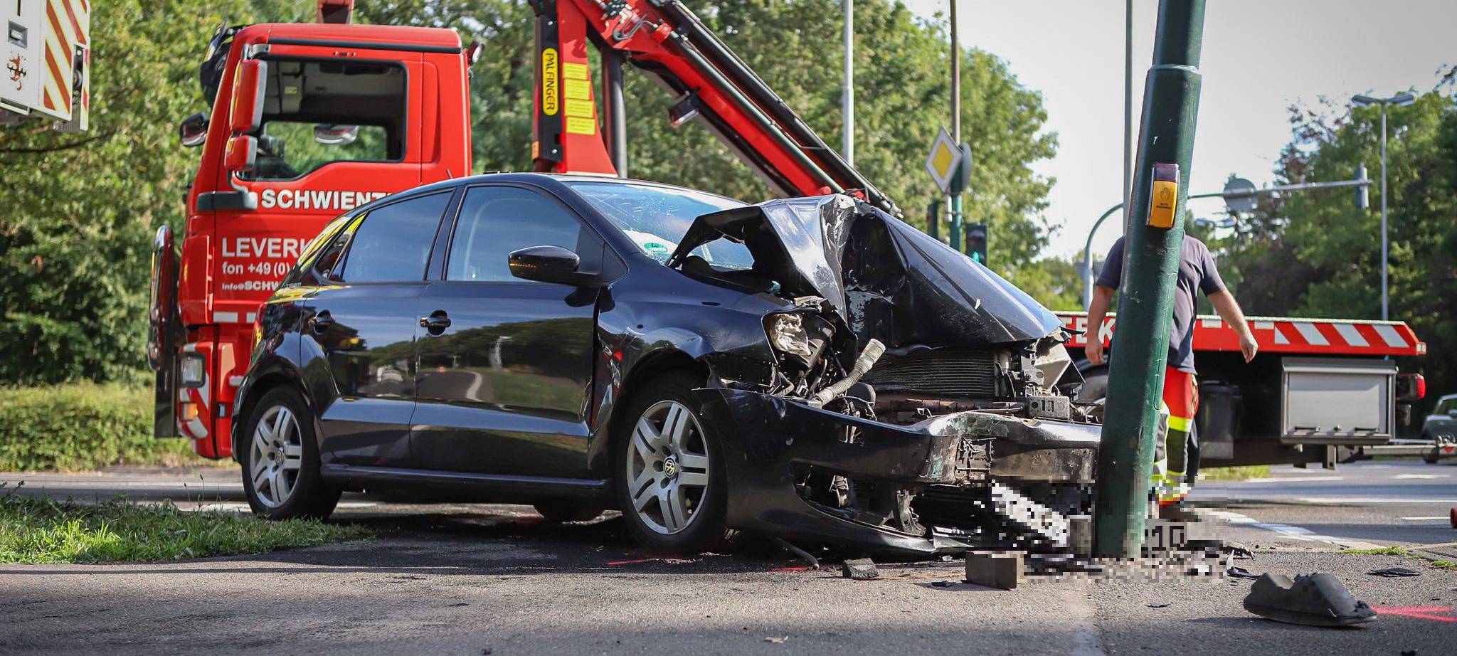Leverkusen: Auto kollidiert mit Ampelmast in Schlebusch