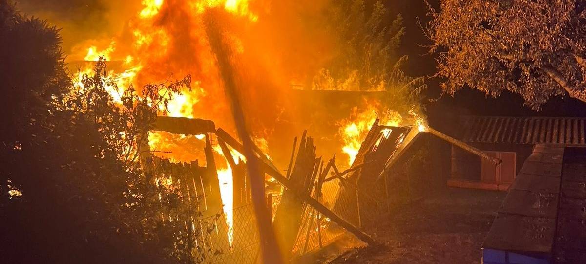 Feuerwehr Leverkusen löscht Brand in Steinbüchel