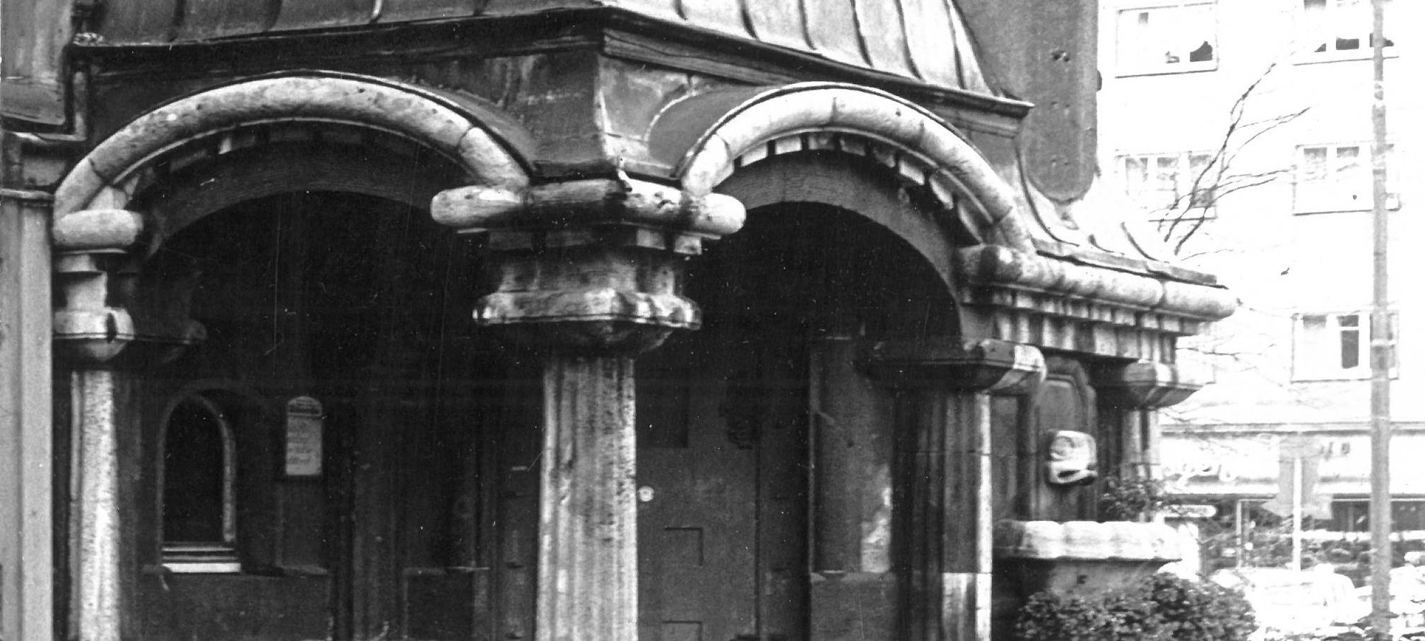 Säule des ehemaligen Rathauses in Leverkusener Stadtarchiv