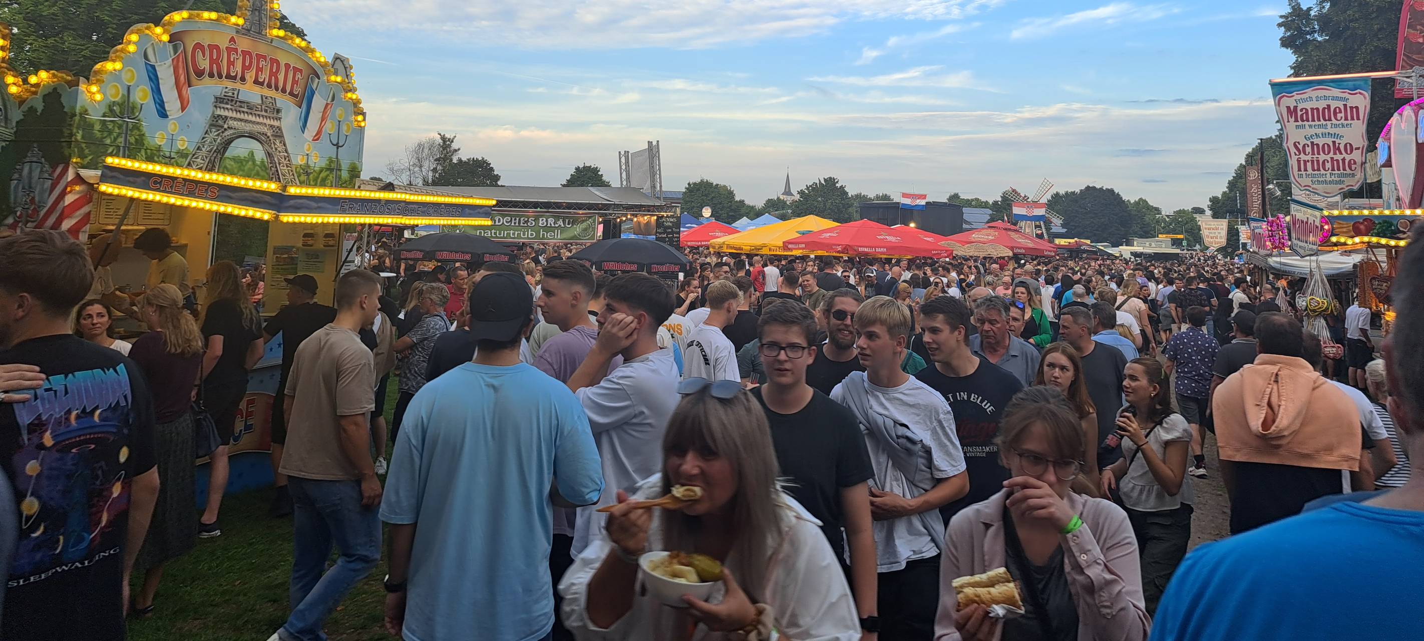 Zehntausende feiern auf der Leverkusener Bierbörse