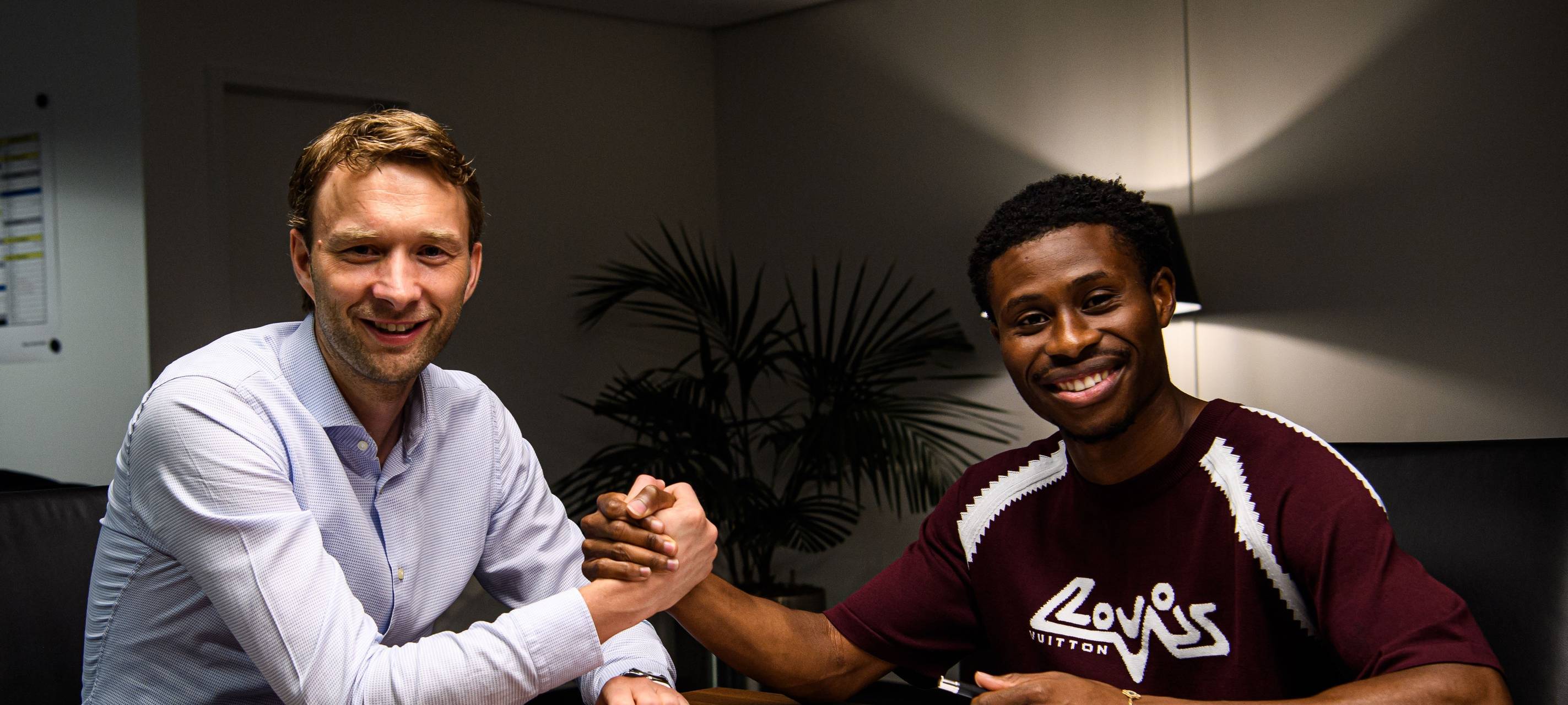 Nathan Tella unterschreibt bei der Werkself