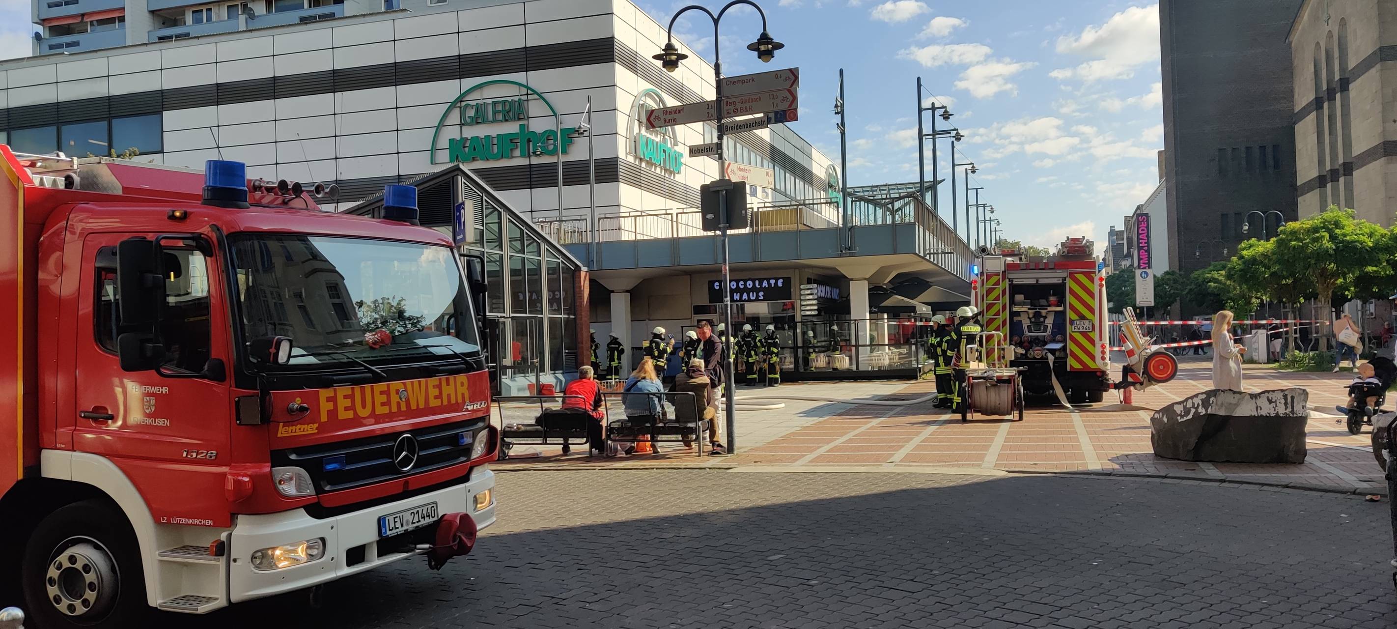 Feuerwehr Leverkusen in Wiesdorf im Einsatz