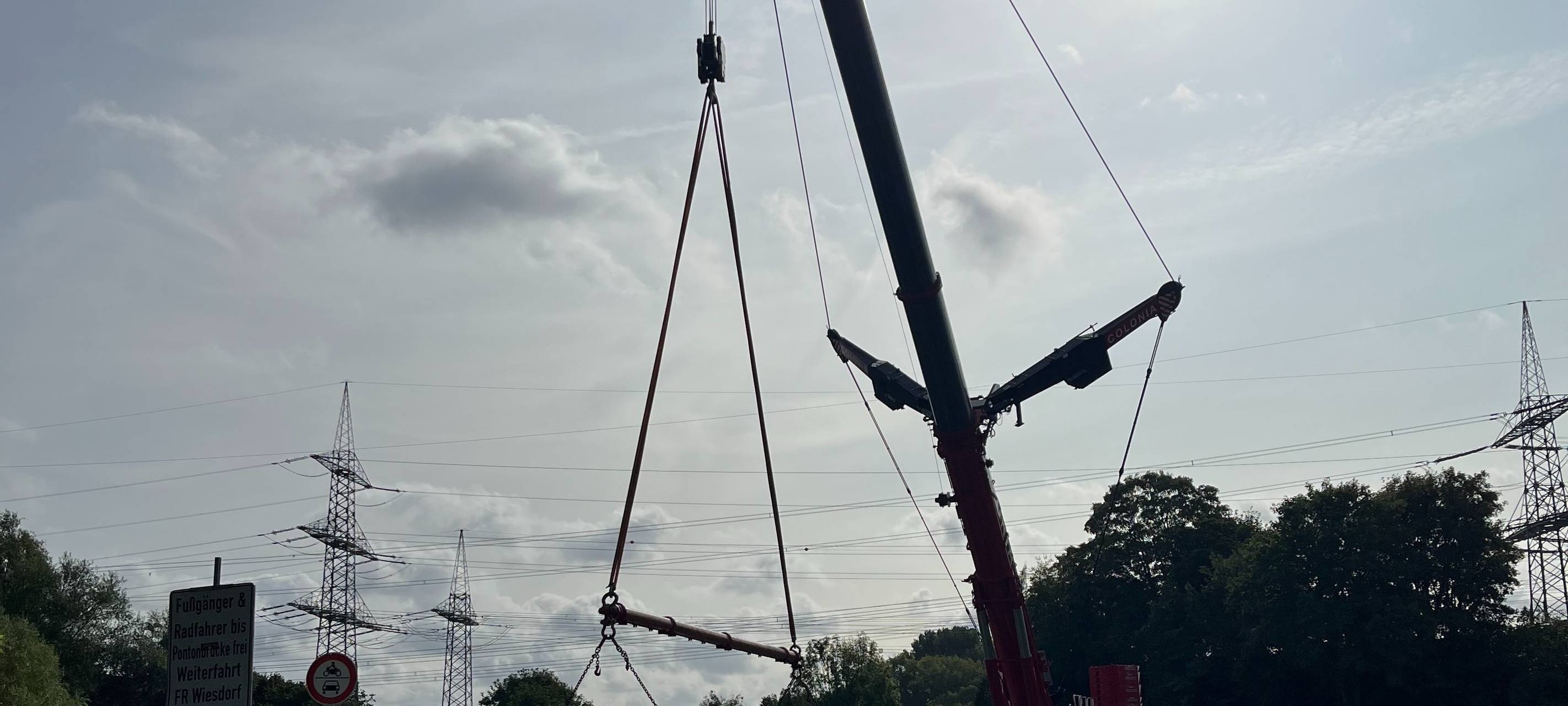 Neue Pontonbrücke in Leverkusen-Rheindorf steht