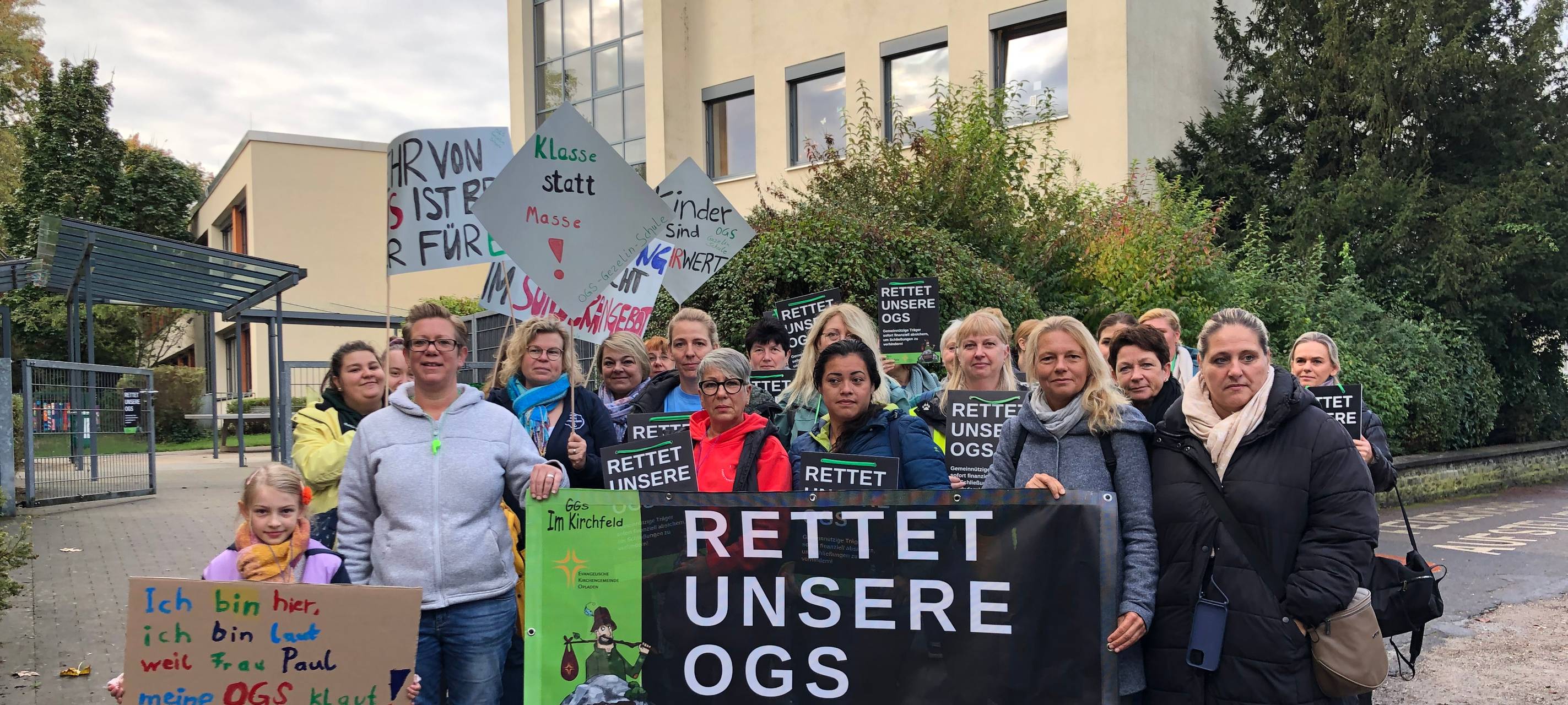 Leverkusener OGS demonstriert vor NRW-Landtag