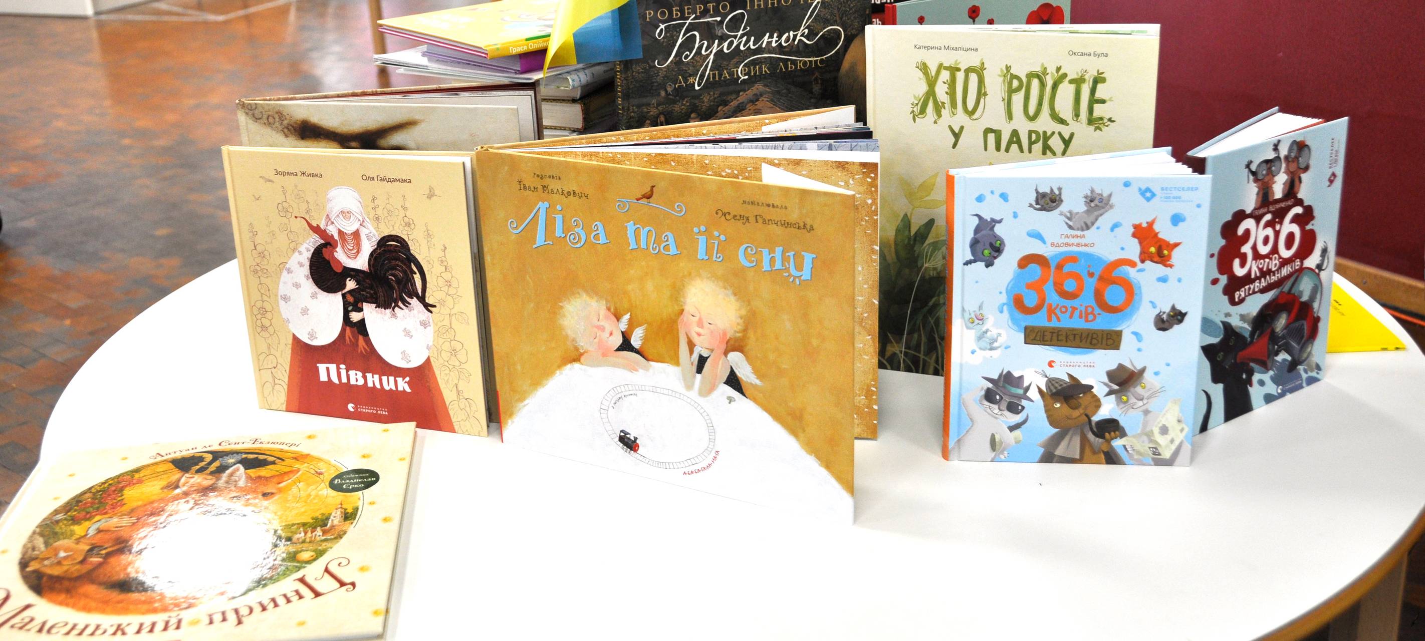 Ukrainische Bücher: Spende für Leverkusener Bibliothek