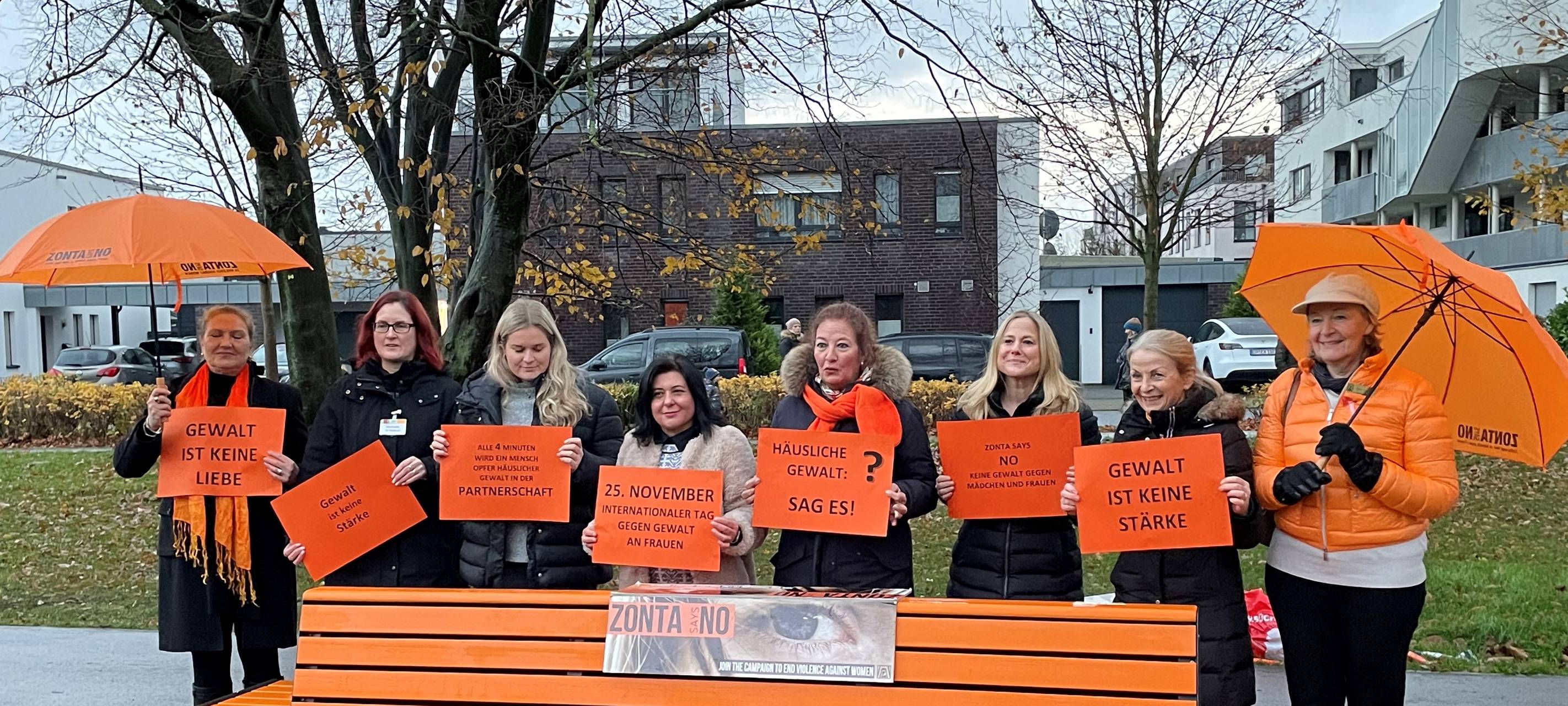 Zonta Club Leverkusen stellt als Zeichen zweite Bank auf