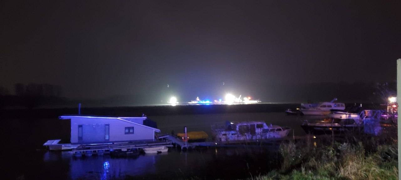 Leverkusen: Feuerwehr-Einsatz auf dem Rhein - Hitdorfer Fähre gestrandet