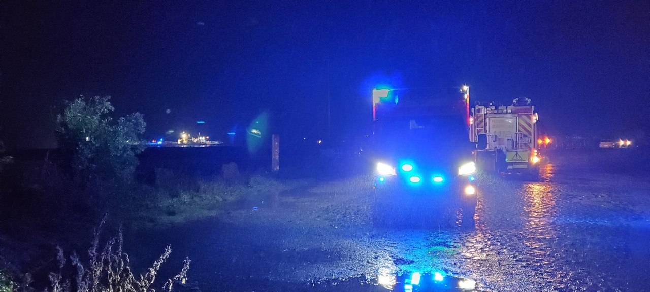 Leverkusen: Feuerwehr-Einsatz auf dem Rhein - Hitdorfer Fähre gestrandet