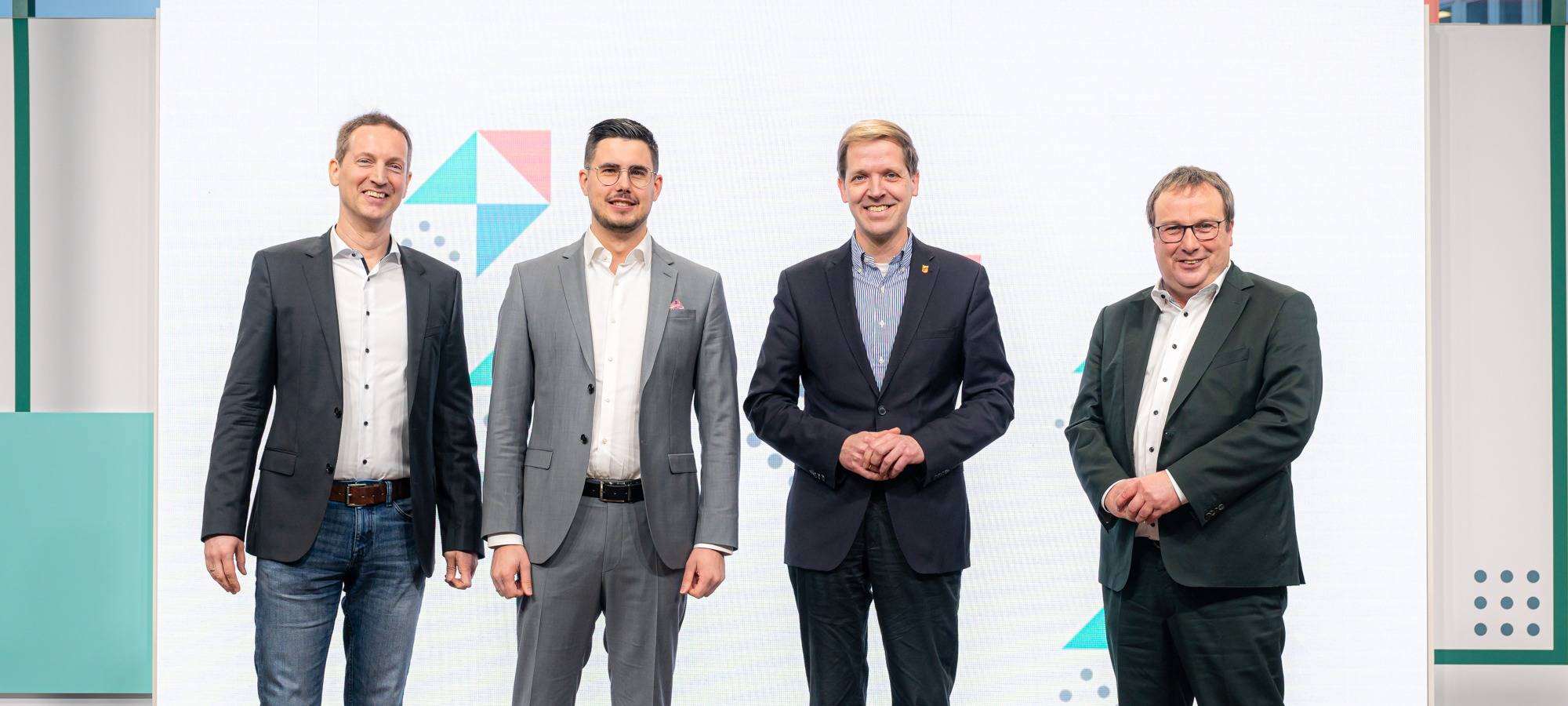 Die Sieger-Projekte des Mobilitätspreis.NRW 2023 (v.l.n.r.): Frank Nettesheim, Prokurist wupsi GmbH (Projekt efi, Platz 3); Florian Brandt, Produktmanager Vinci Construction Shared Services GmbH (Projekt Power Road by Eurovia, Platz 2); Dr. Christian Schulze Pellengahr, Landrat Kreis Coesfeld (Projekt Bürgerlabor Mobiles Münsterland, Platz 1) und Minister Oliver Krischer.