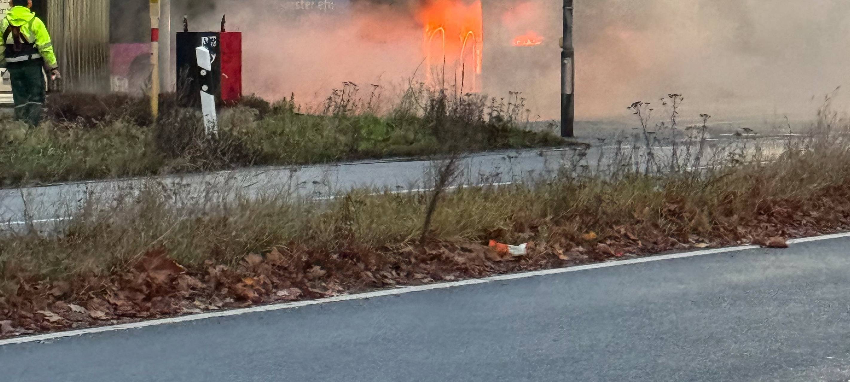 Feuerwehr Leverkusen: Brand in Bus an Kölner Stadtgrenze