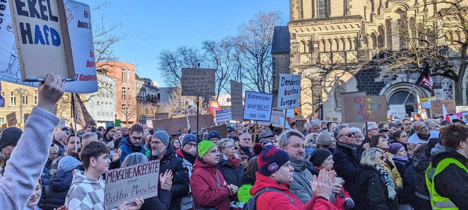 Omas gegen rechts: Menschenkette in Leverkusen