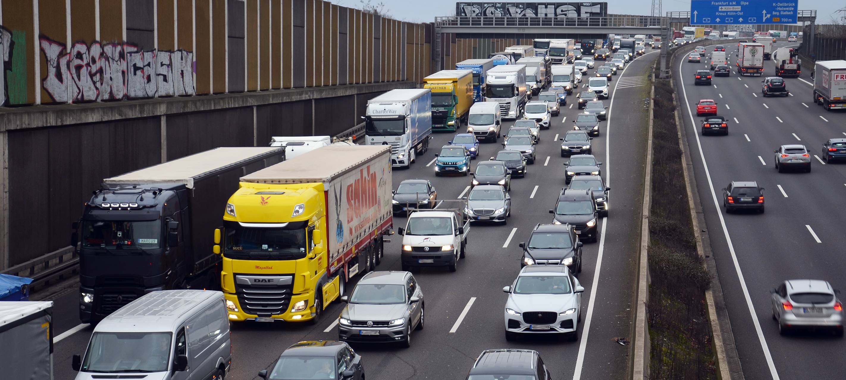 Leverkusen: Unfall mit mehreren Autos - Staus auf der A3