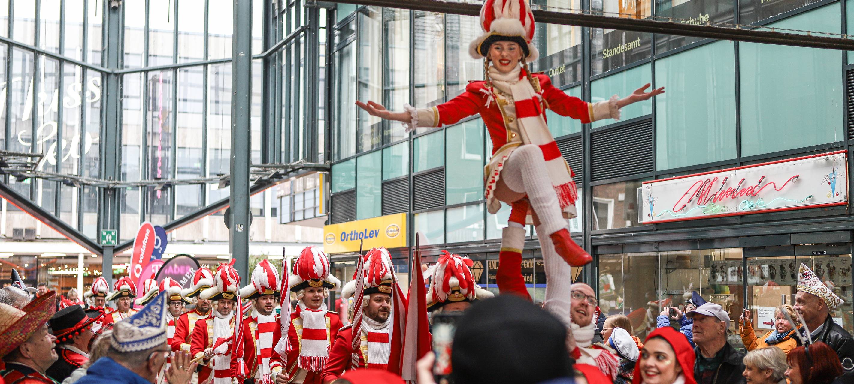 Friedlicher Karnevalsstart in Leverkusen