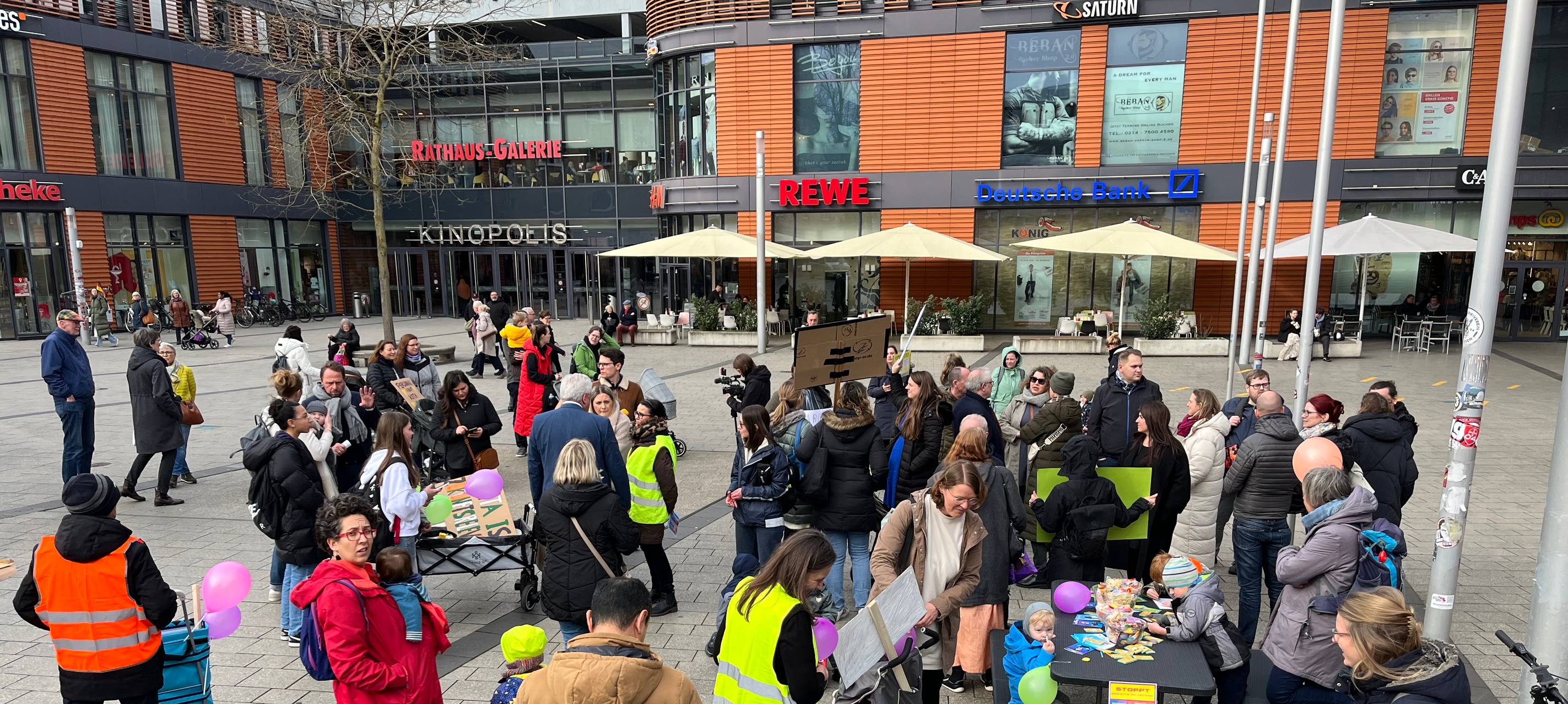 Demo gegen KiTa-Notstand vor Leverkusener Rathaus