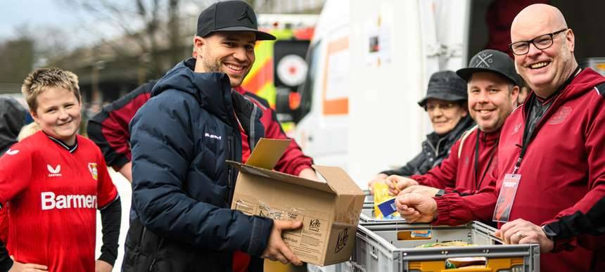 Bayer Leverkusen und Tafel sammeln Lebensmittel