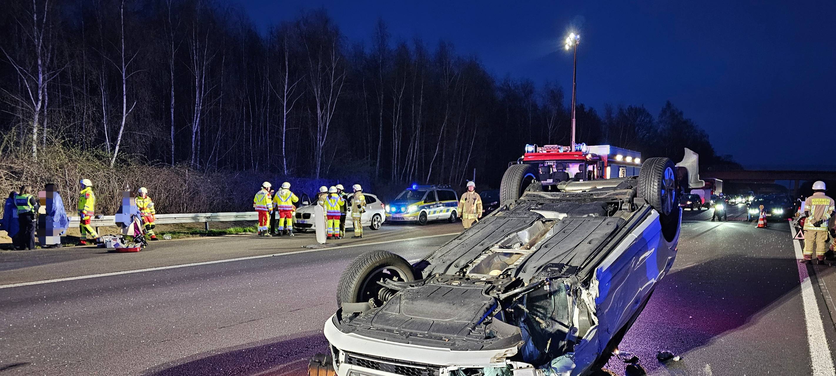 Auto überschlägt sich auf A1 bei Leverkusen