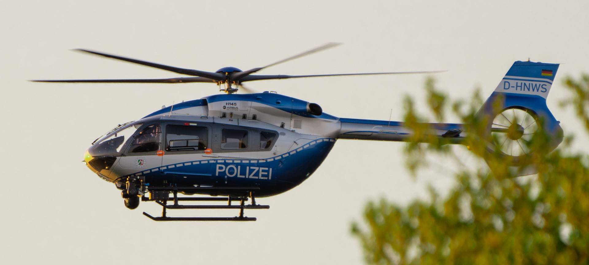 Messerattacke in Leverkusen: Tatverdächtiger noch flüchtig